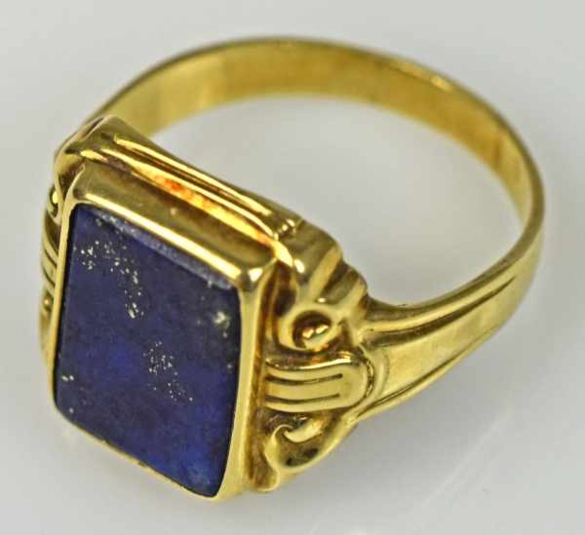 LAPISLAZULI-RING rechteckige Platte in seitlich verzierter Gelbgoldfassung 14ct, 2,98g, Gr. 53 - Bild 2 aus 2