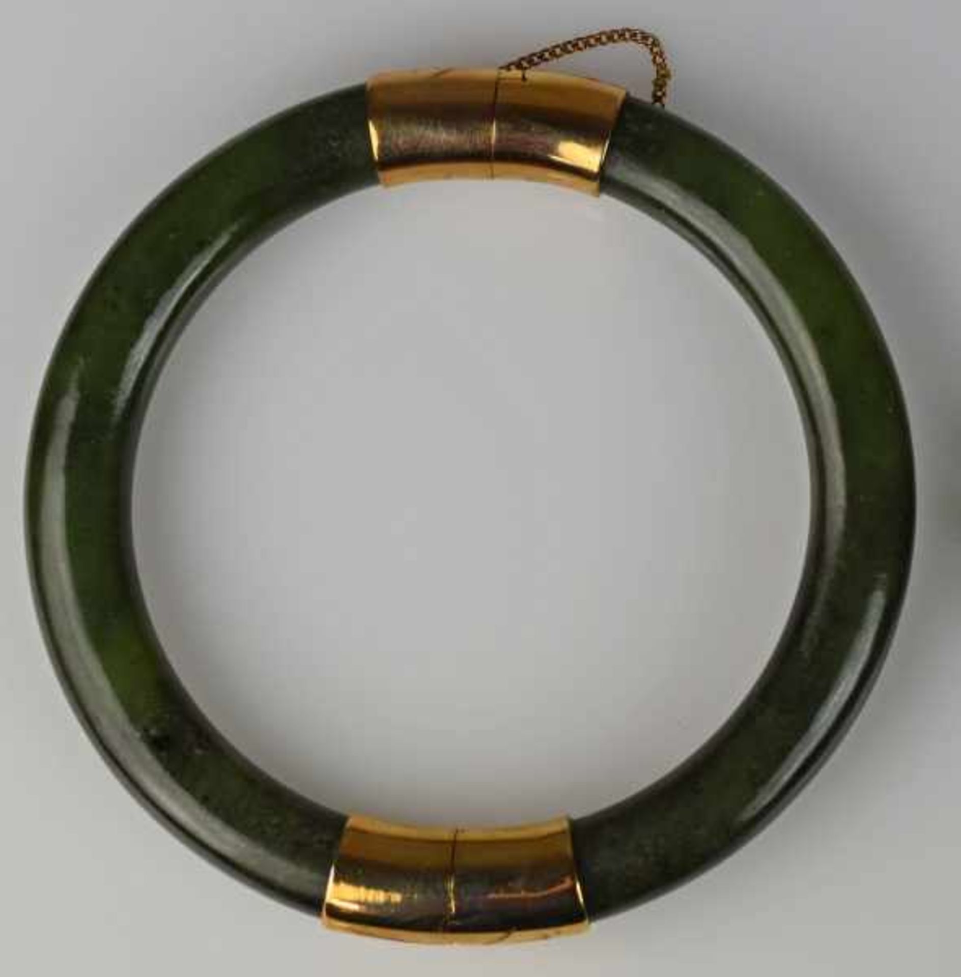 ARMREIF Reif aus zwei Jadebögen mit Goldmontur, Steckschluss mit Sicherheitskette, vergoldet, - Bild 2 aus 2