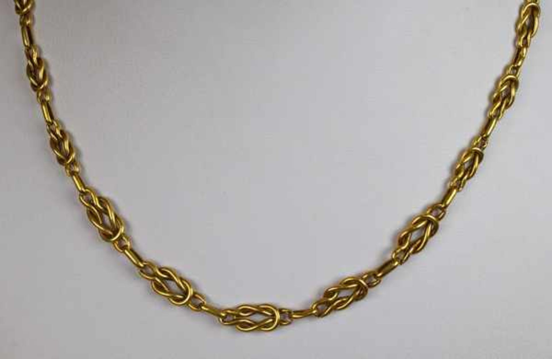 COLLIER im Verlauf, aus durchbrochenen Gliedern, mit Ringverschluß, Gelbgold 14ct, 8,25g, L 46cm