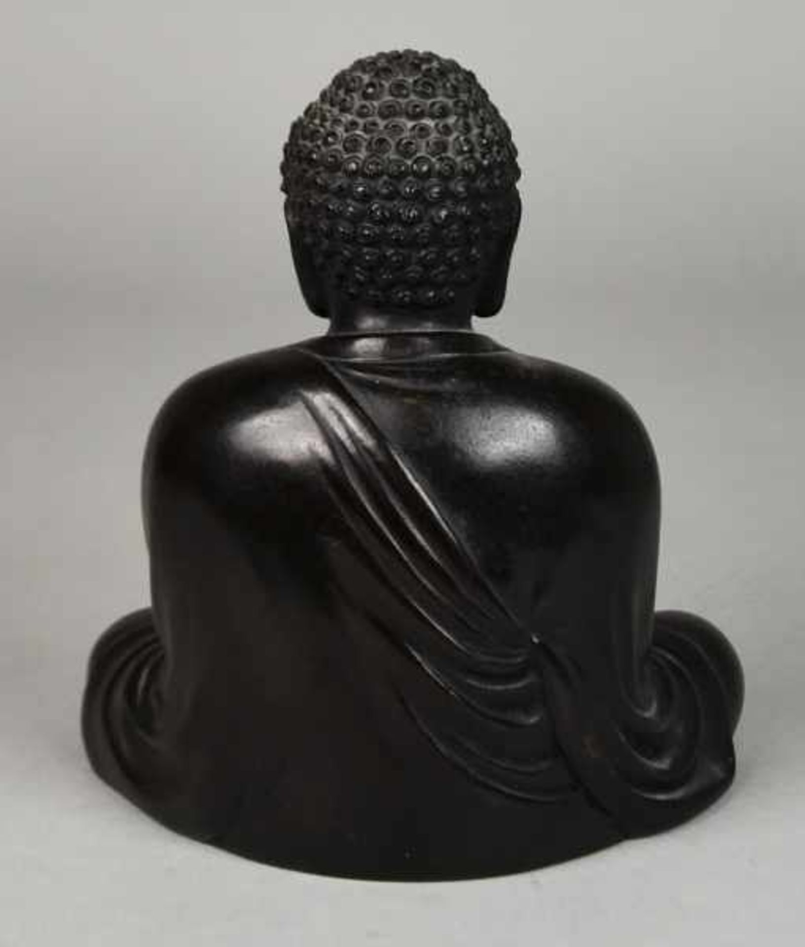 BUDDHA im Schneidersitz sitzend und meditierend, mit langer Robe, Bronze, am Boden punziert, 13,5 - Bild 2 aus 2