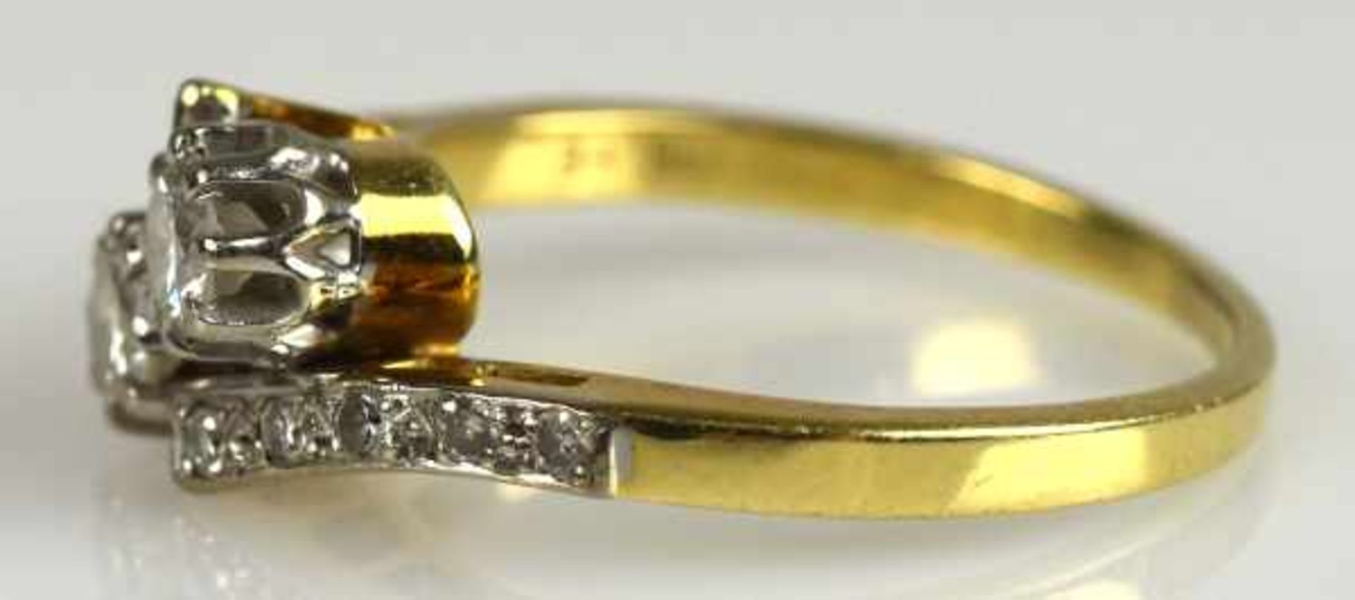 RING in der Mitte mit 2 Diamanten besetzt, kleine Diamanten auf den Schultern, Weiß-Gelbgold 14ct, - Bild 3 aus 3