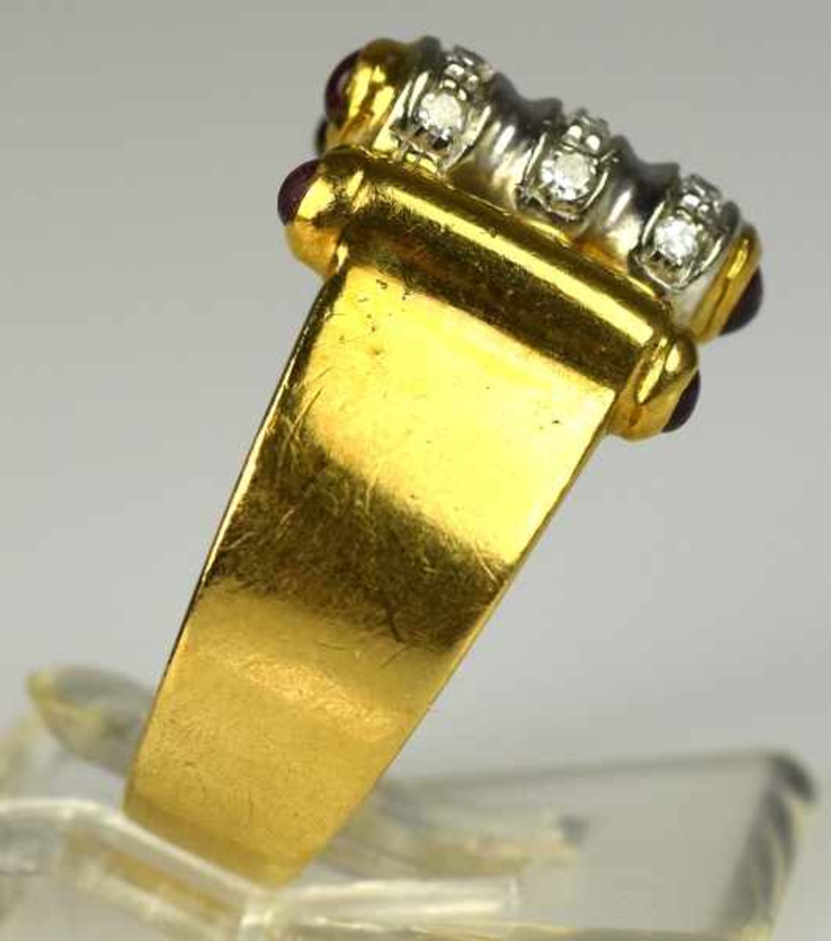 RING besetzt mit 9 Brillanten und 6 Rubincabochons in Gelbgoldfassung 18ct, 6 g, Gr. 54 - Bild 3 aus 4