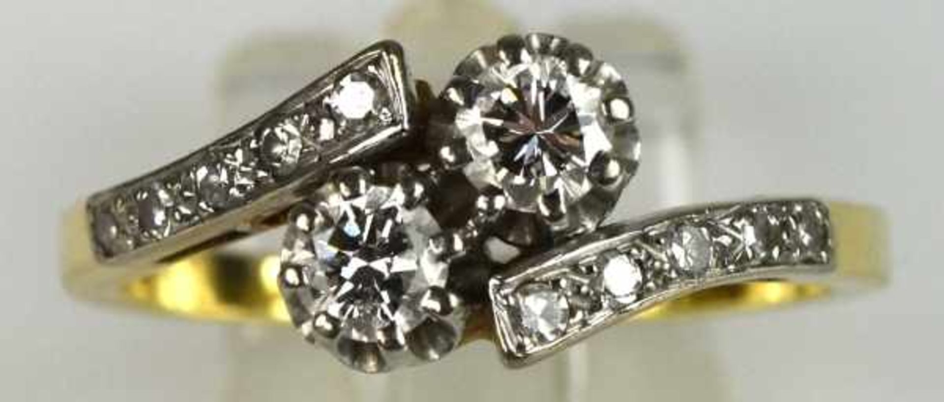 RING in der Mitte mit 2 Diamanten besetzt, kleine Diamanten auf den Schultern, Weiß-Gelbgold 14ct, - Bild 2 aus 3