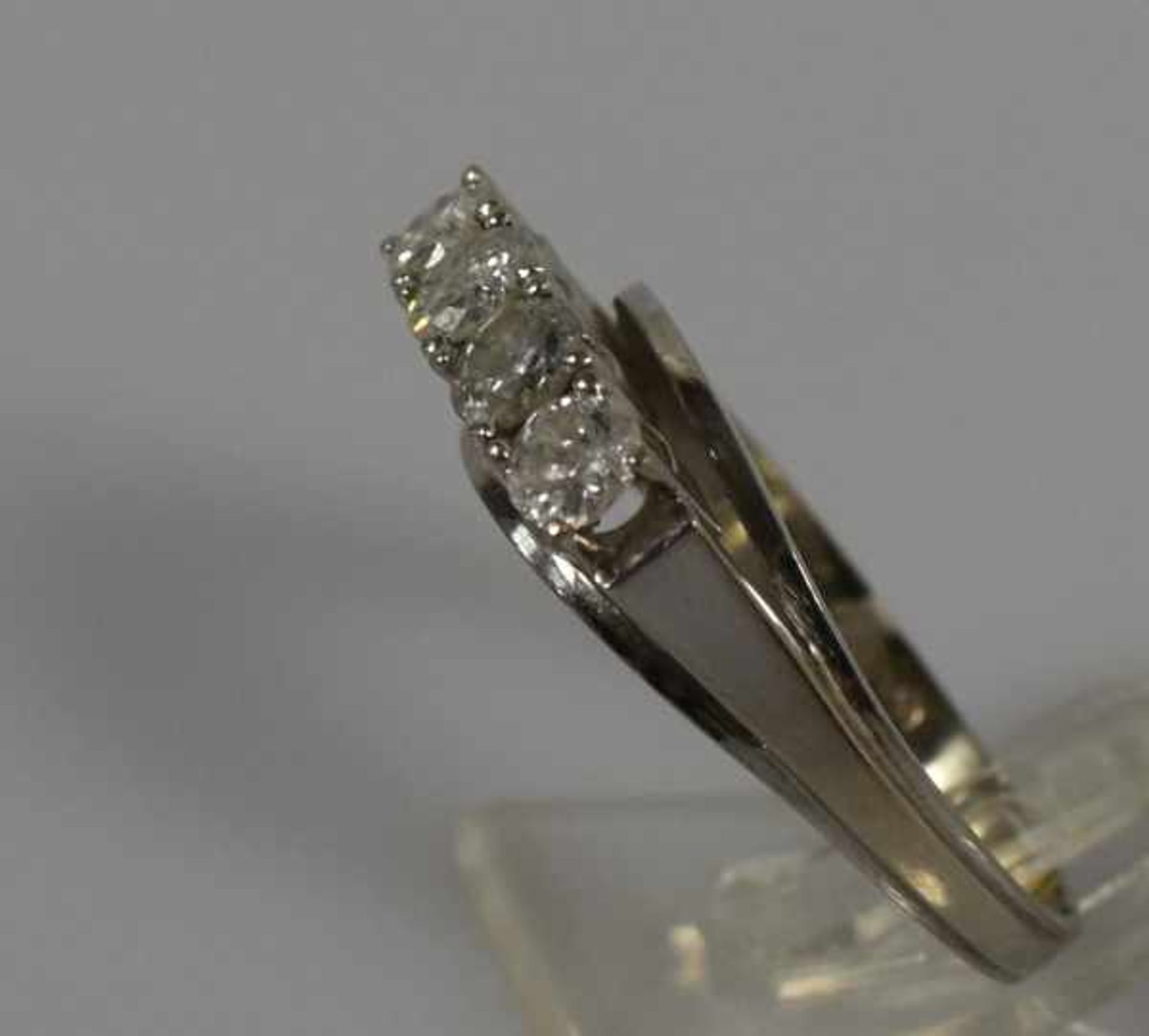 DIAMANTRING mit 4 Brillanten in Krappenfassung, weiß, um 0,9-1ct, p, in Weißgoldfassung 14ct, 4, - Bild 3 aus 5