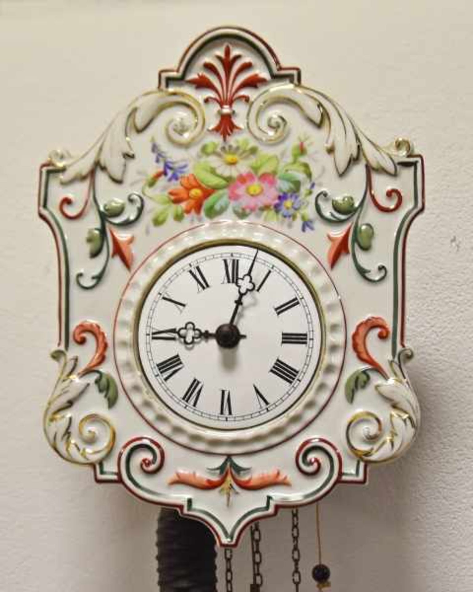 WANDUHR geschwungenes Porzellanschild mit farbigen Relief und gemalten Blütenbouquet dekoriert, in - Bild 2 aus 2