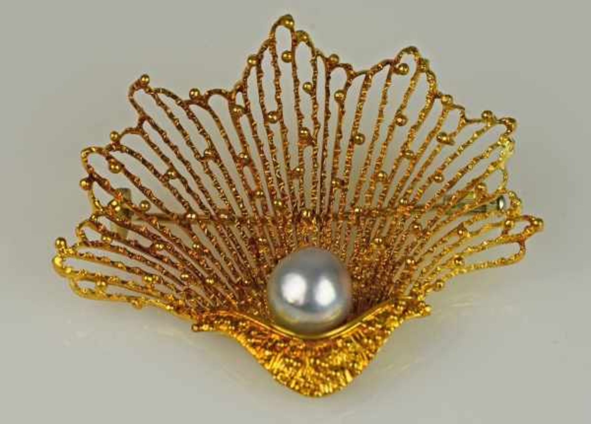 BROSCHE durchbrochene Muschel, unregelmäßige Oberfläche mit kleinen Kügelchen als Dekor, Gelbgold - Bild 2 aus 4