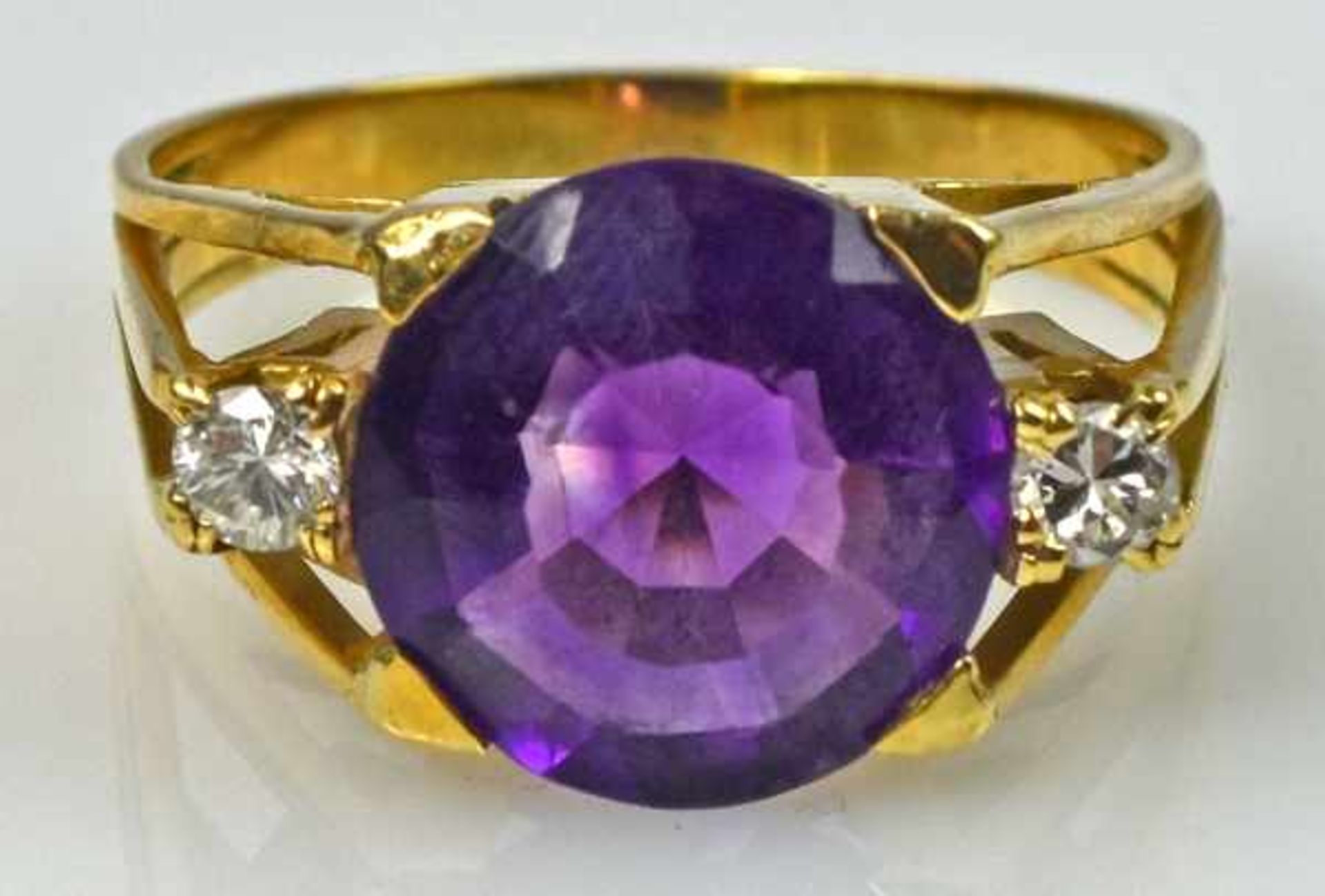 AMETHYSTRING runder, geschliffener Amethyst D 10,5mm, mit seitlich je einem Brillant, in seitlich