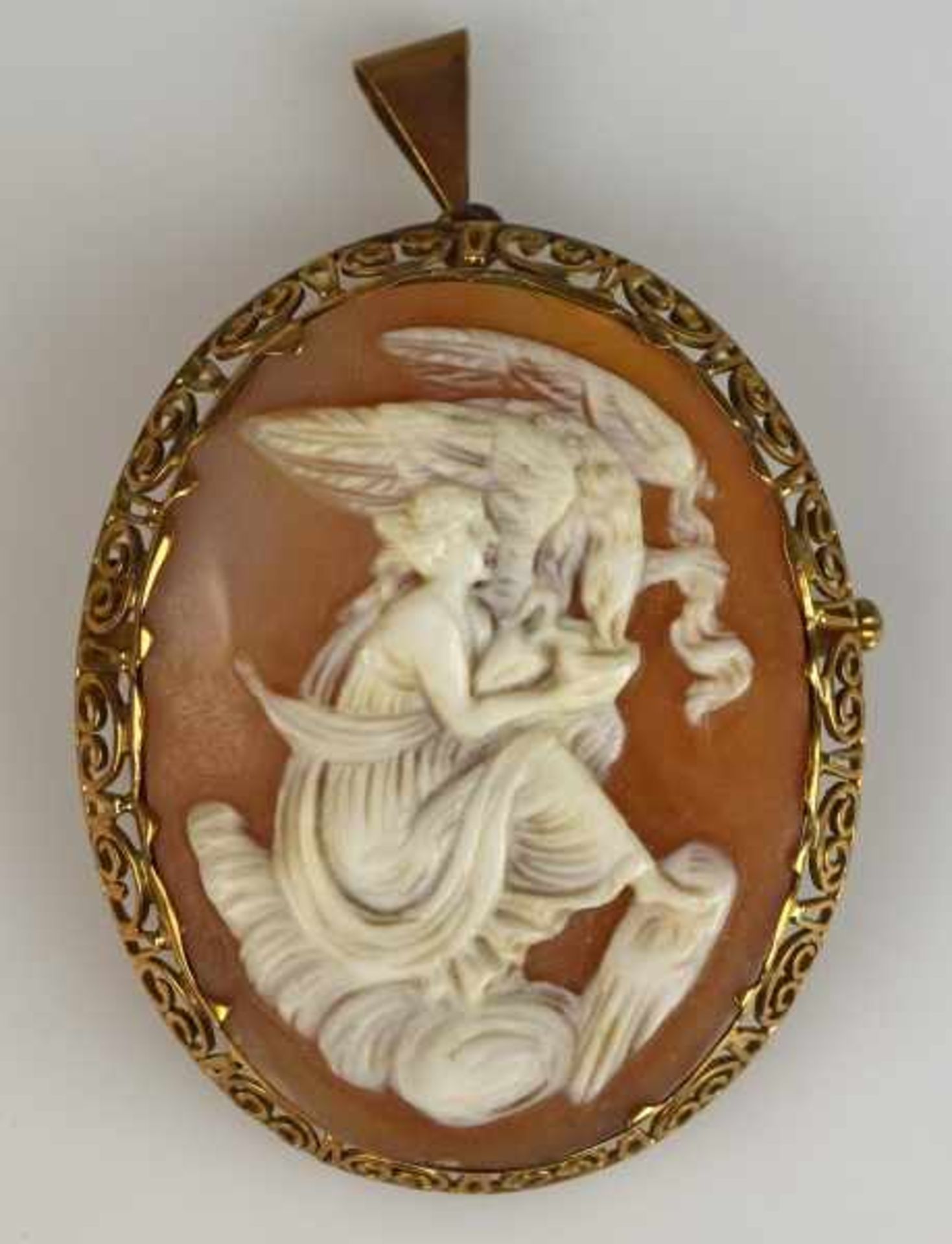 CAMEE oval, antikes Motiv mit Frau und Adler in Muschel geschnitten, durchbrochener Goldrahmen