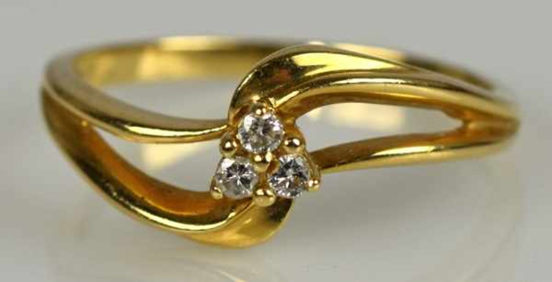 RING besetzt mit drei kleinen Diamanten, Gelbgold 14ct, Gr. 53, 1,96 gr