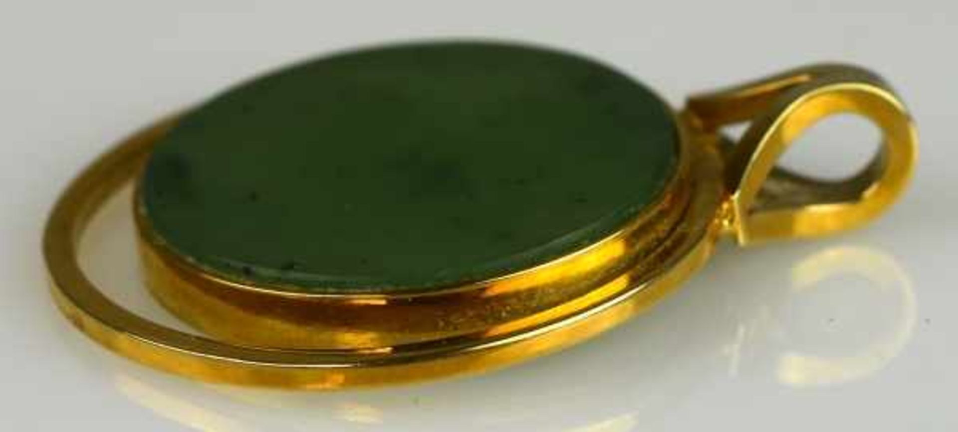 JADE-ANHÄNGER runde Jadescheibe in runder Gelbgoldfassung 14ct, D 24mm - Image 3 of 3