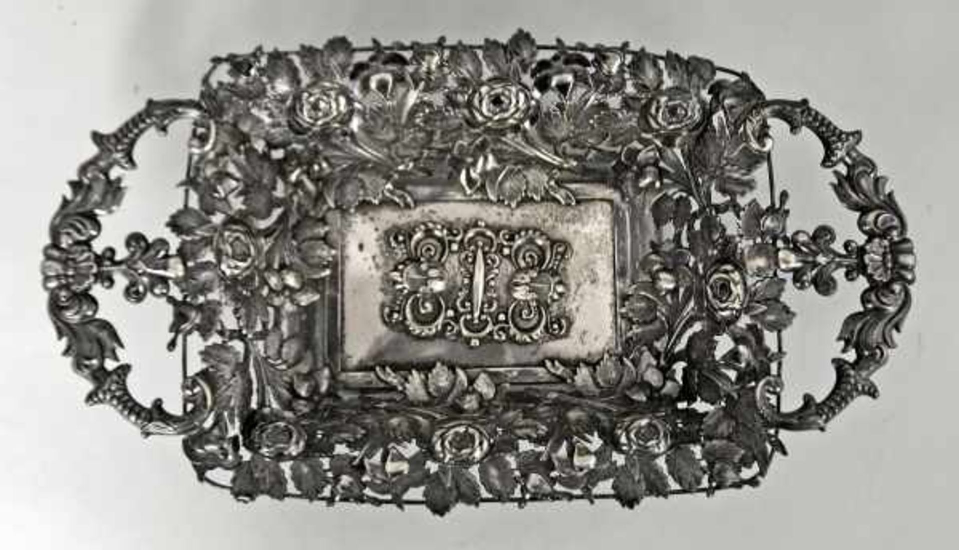SCHALE rechteckig, zwei seitliche Henkel, reliefiertes Rosendekor, Silber 835, 325 g - Bild 2 aus 2