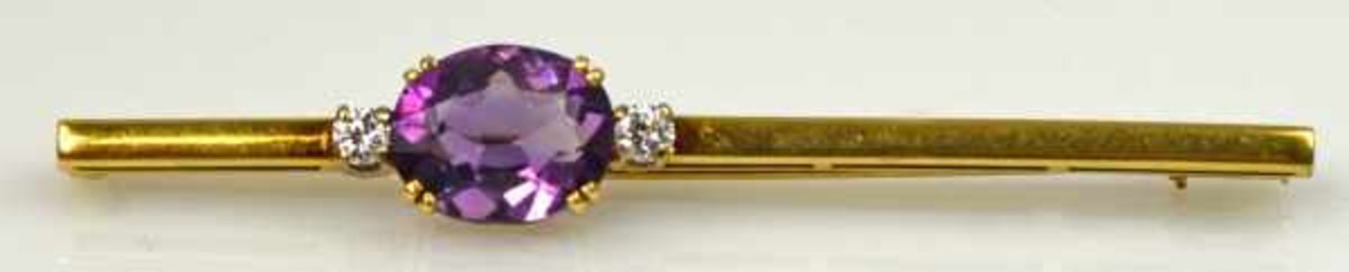 AMETHYST-BROSCHE Stabnadel mit ovalem Amethyst 10x7mm, seitlich je 1 Brillant, Gelbgold 14ct,