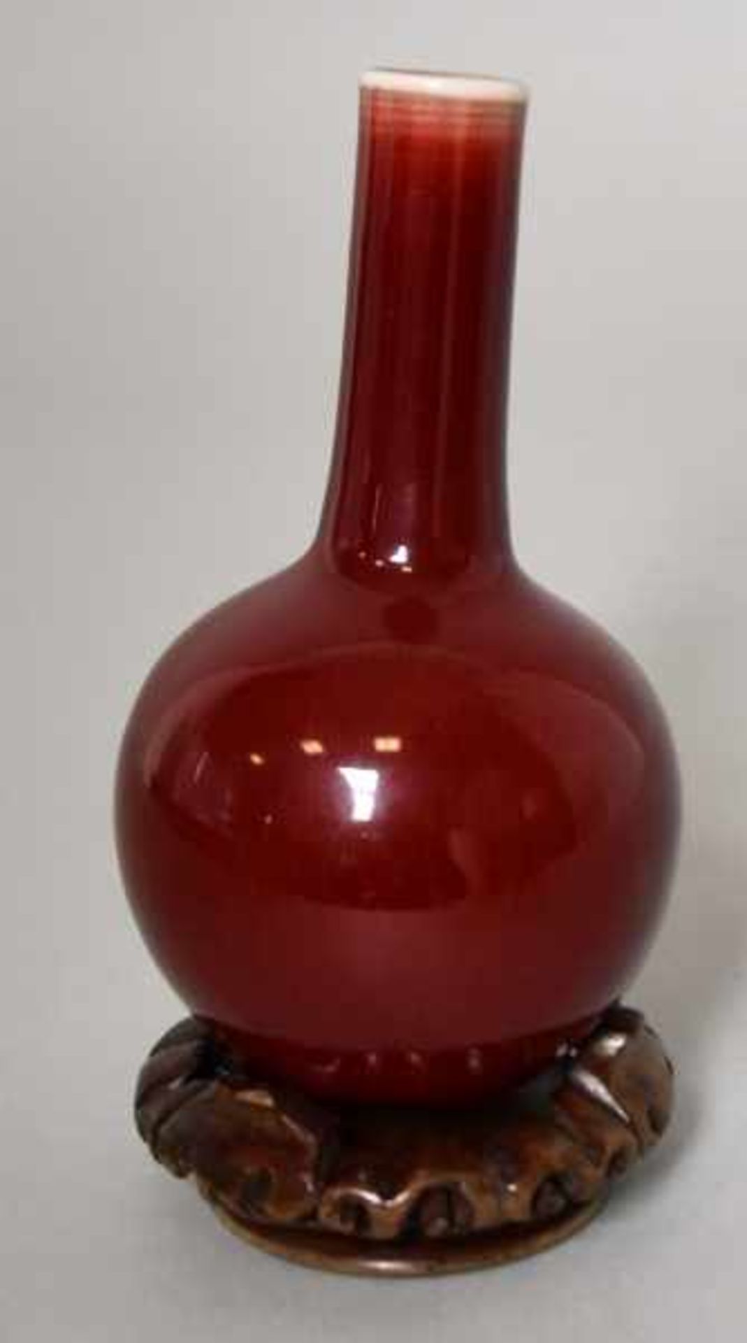 KLEINE VASE gebaucht mit langem Hals, Ochsenblut-Glasur, auf Porzellan, auf Holzuntersatz, H 14