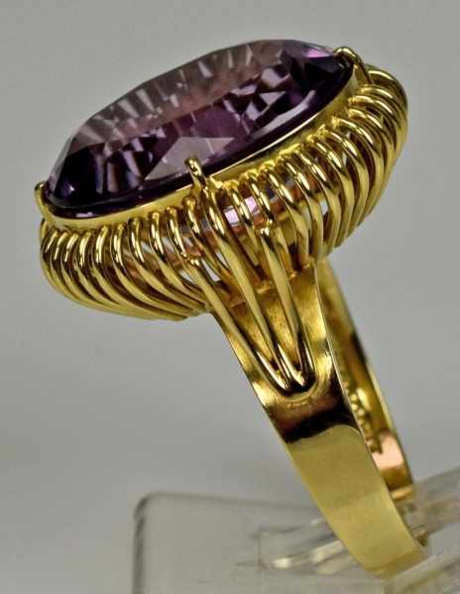 AMETHYSTRING ovaler, geschliffener Amethyst 20x15mm in durchbrochener Goldfassung 14ct, - Bild 3 aus 4