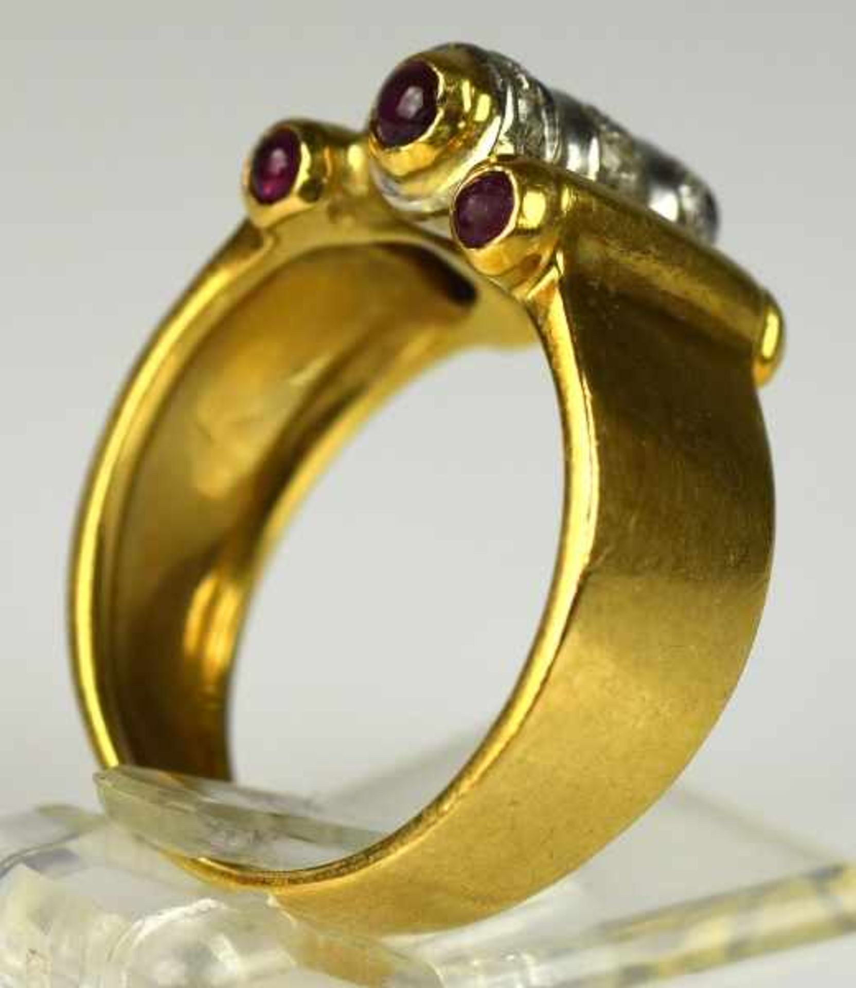 RING besetzt mit 9 Brillanten und 6 Rubincabochons in Gelbgoldfassung 18ct, 6 g, Gr. 54 - Bild 4 aus 4