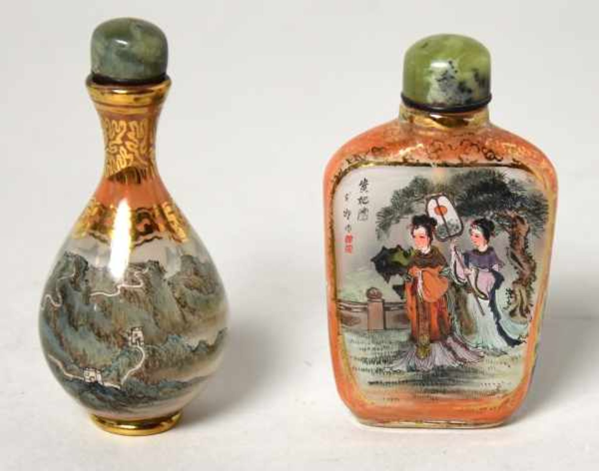 ZWEI SNUFFBOTTLES Flakon, China, Klarglas mit Stöpsel, aufwändig von innen bemalter Flakon, einer in