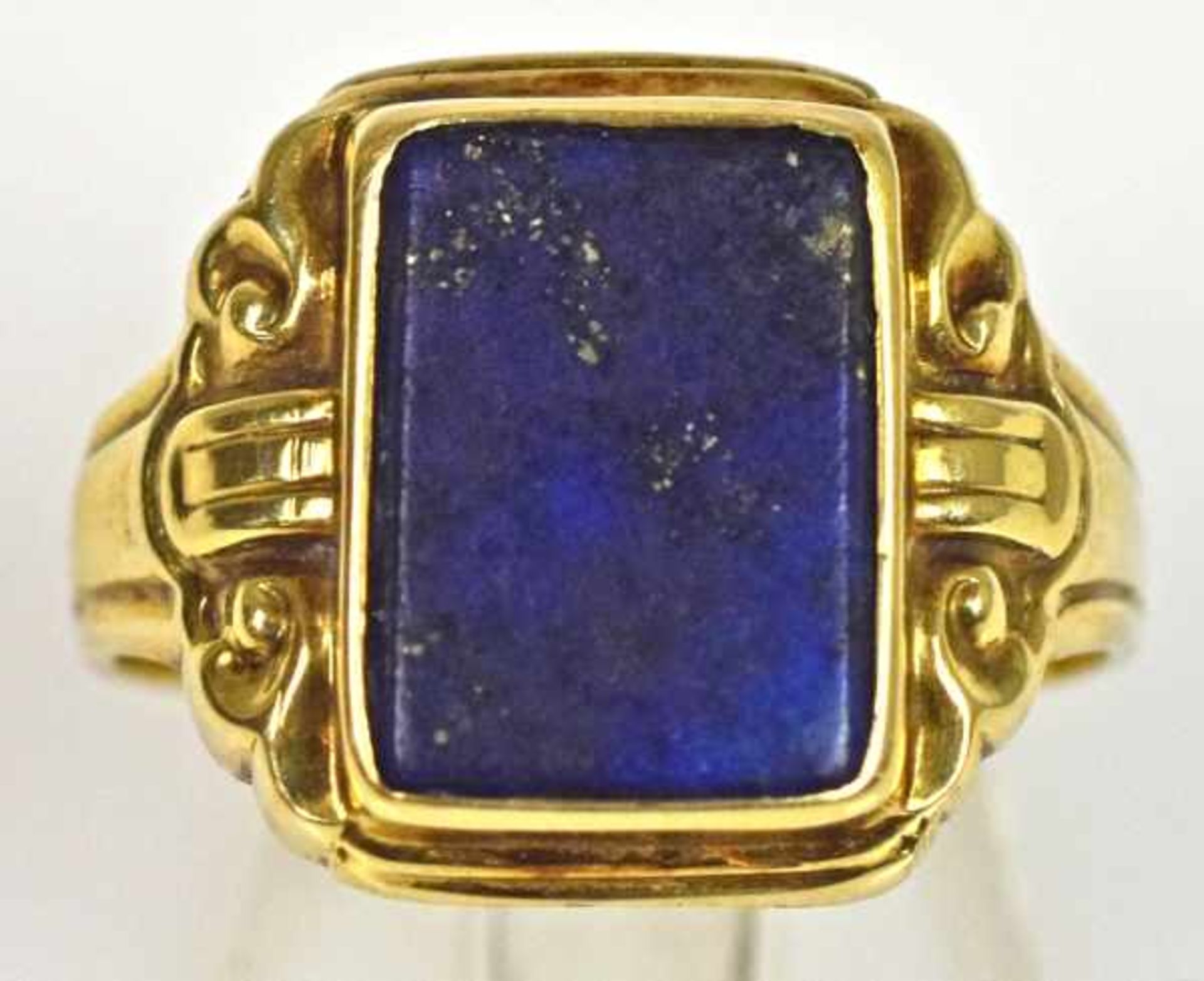 LAPISLAZULI-RING rechteckige Platte in seitlich verzierter Gelbgoldfassung 14ct, 2,98g, Gr. 53