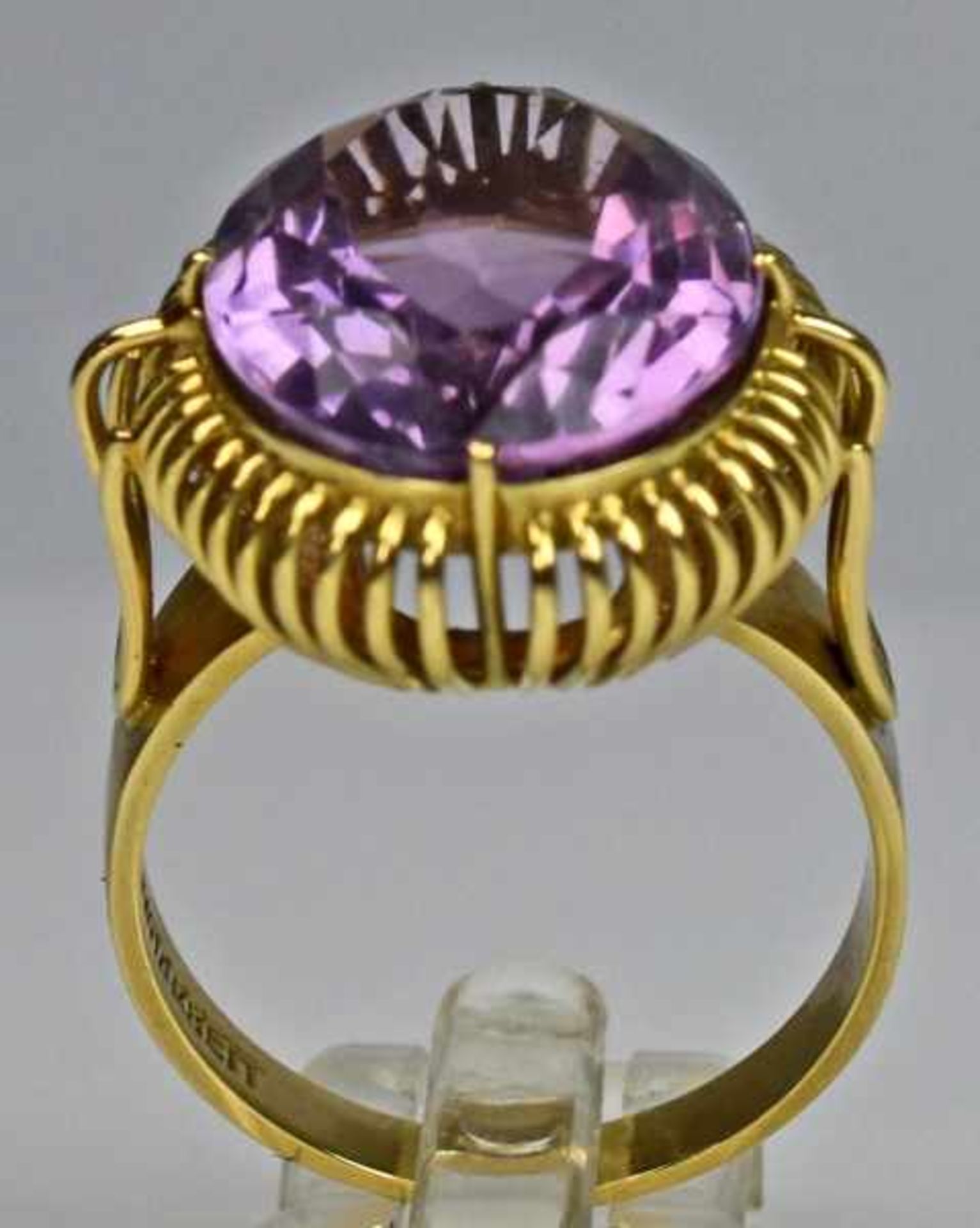 AMETHYSTRING ovaler, geschliffener Amethyst 20x15mm in durchbrochener Goldfassung 14ct,