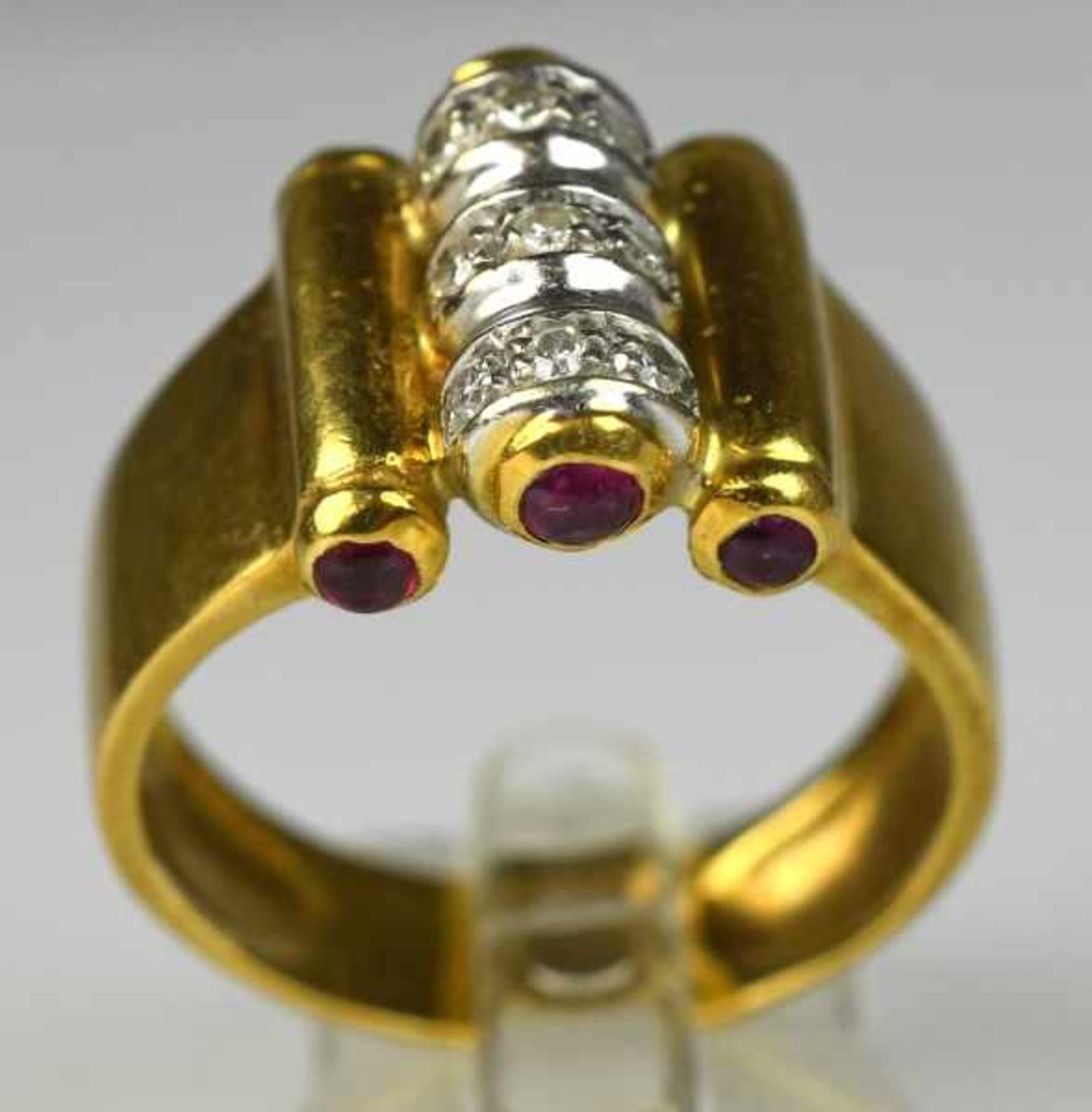 RING besetzt mit 9 Brillanten und 6 Rubincabochons in Gelbgoldfassung 18ct, 6 g, Gr. 54