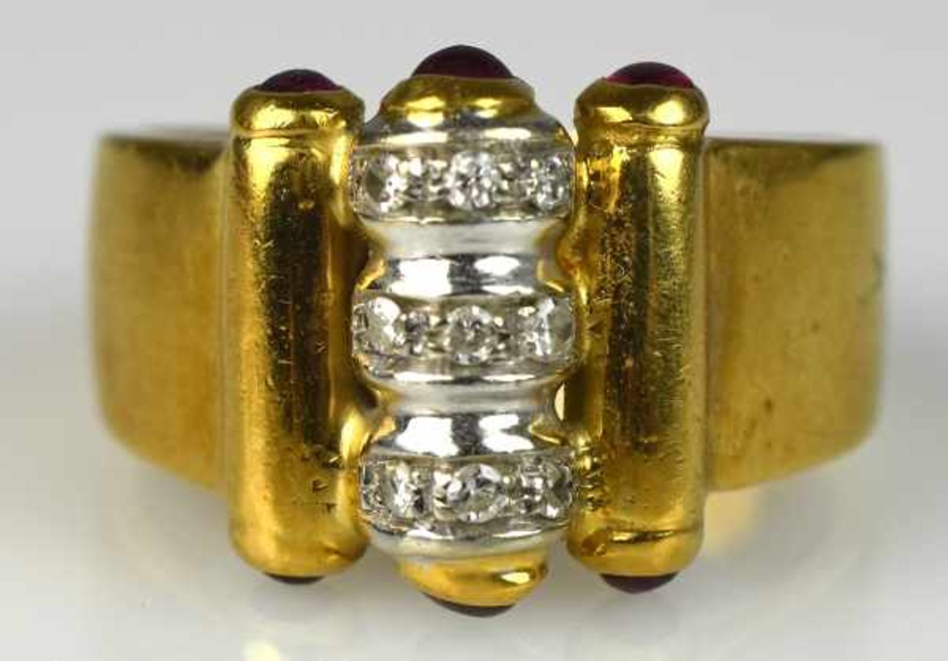 RING besetzt mit 9 Brillanten und 6 Rubincabochons in Gelbgoldfassung 18ct, 6 g, Gr. 54 - Bild 2 aus 4