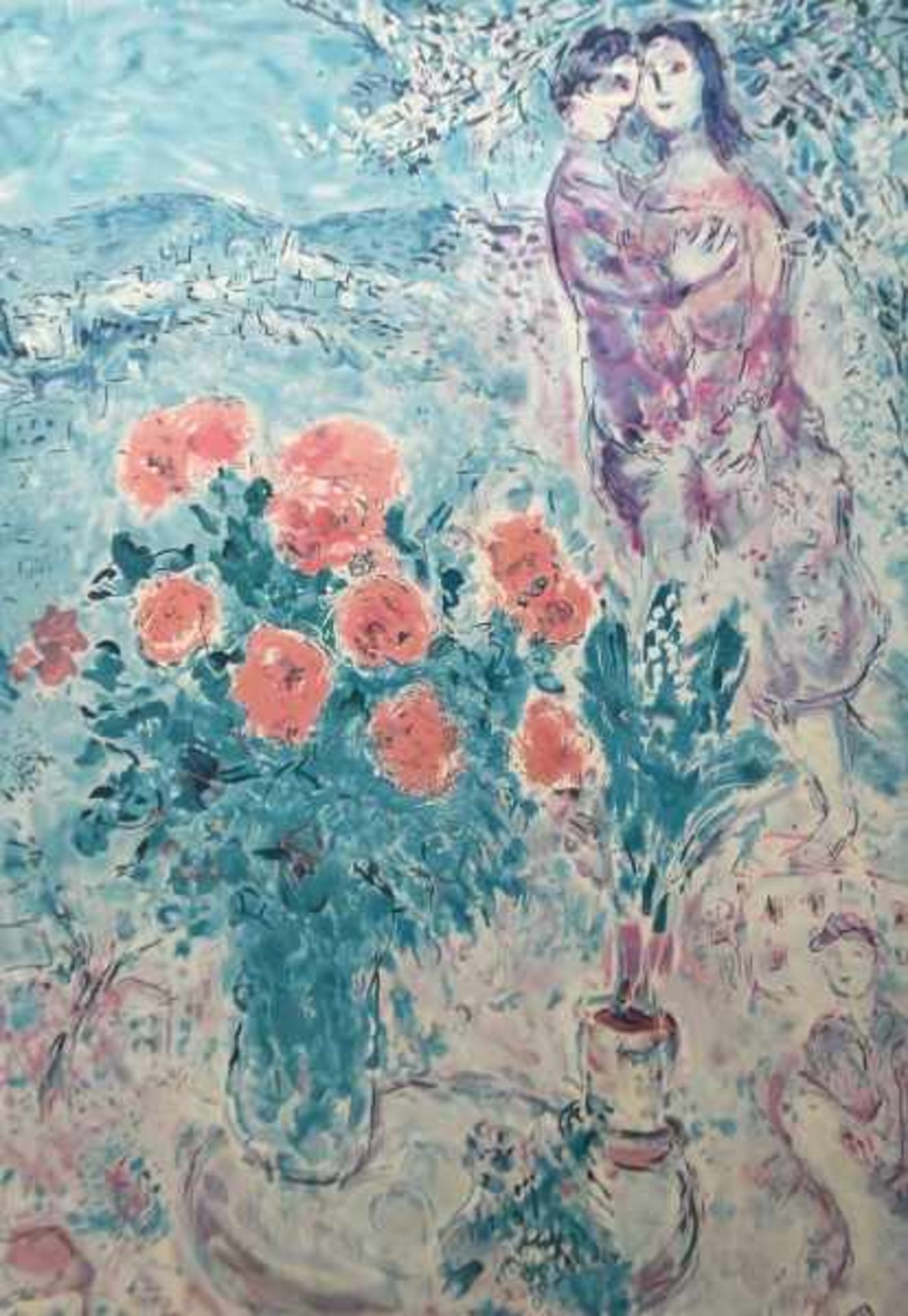 CHAGALL Marc (1887-1985) "Bunter Blumenstrauß", roter Rosen auf Tisch mit Paar vor Bäumen und