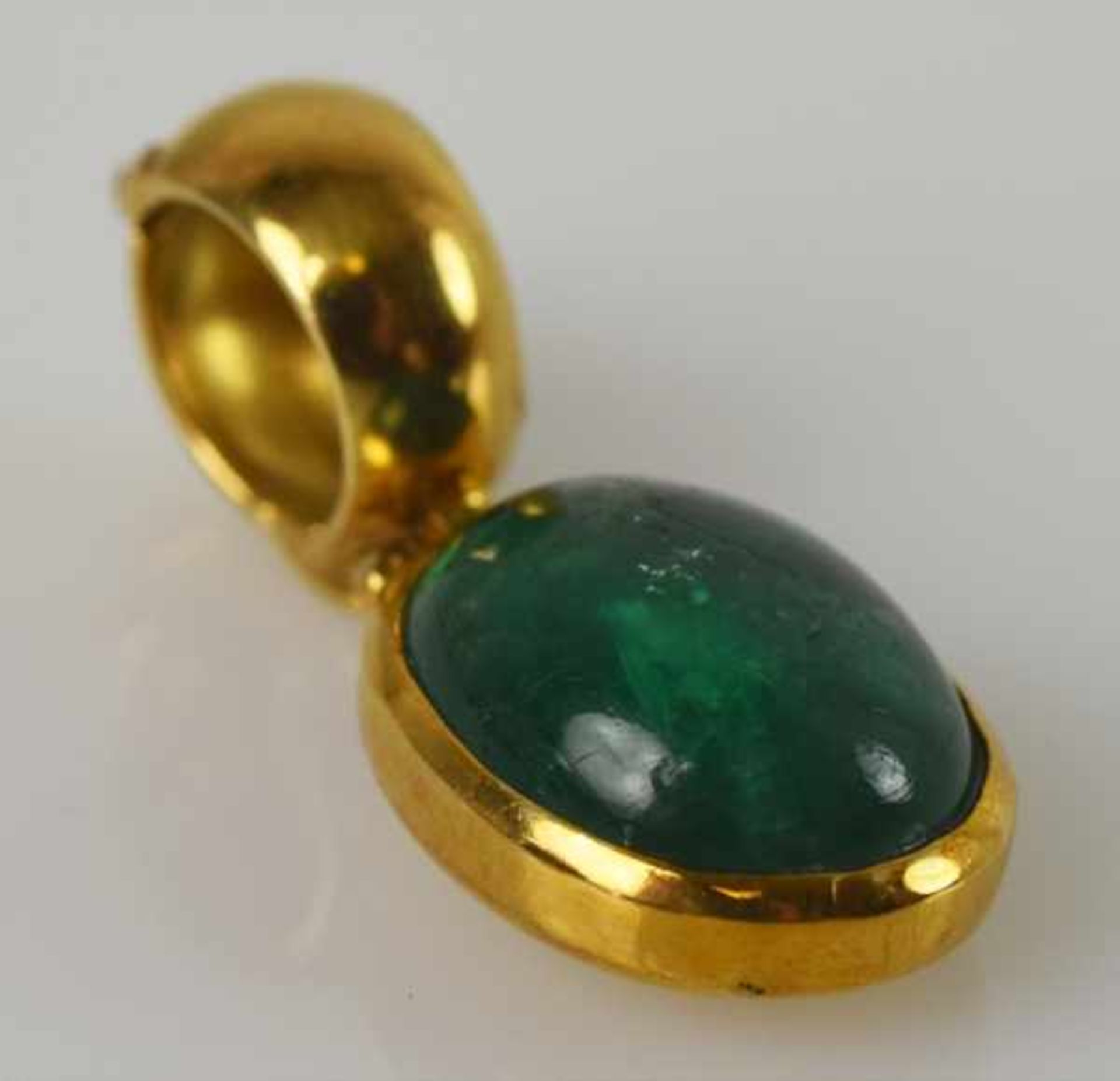 CLIP-ANHÄNGER mit grünem Cabochon, wohl Achat, in Goldfassung 18ct (geprüft), 5,4g, L 30mm