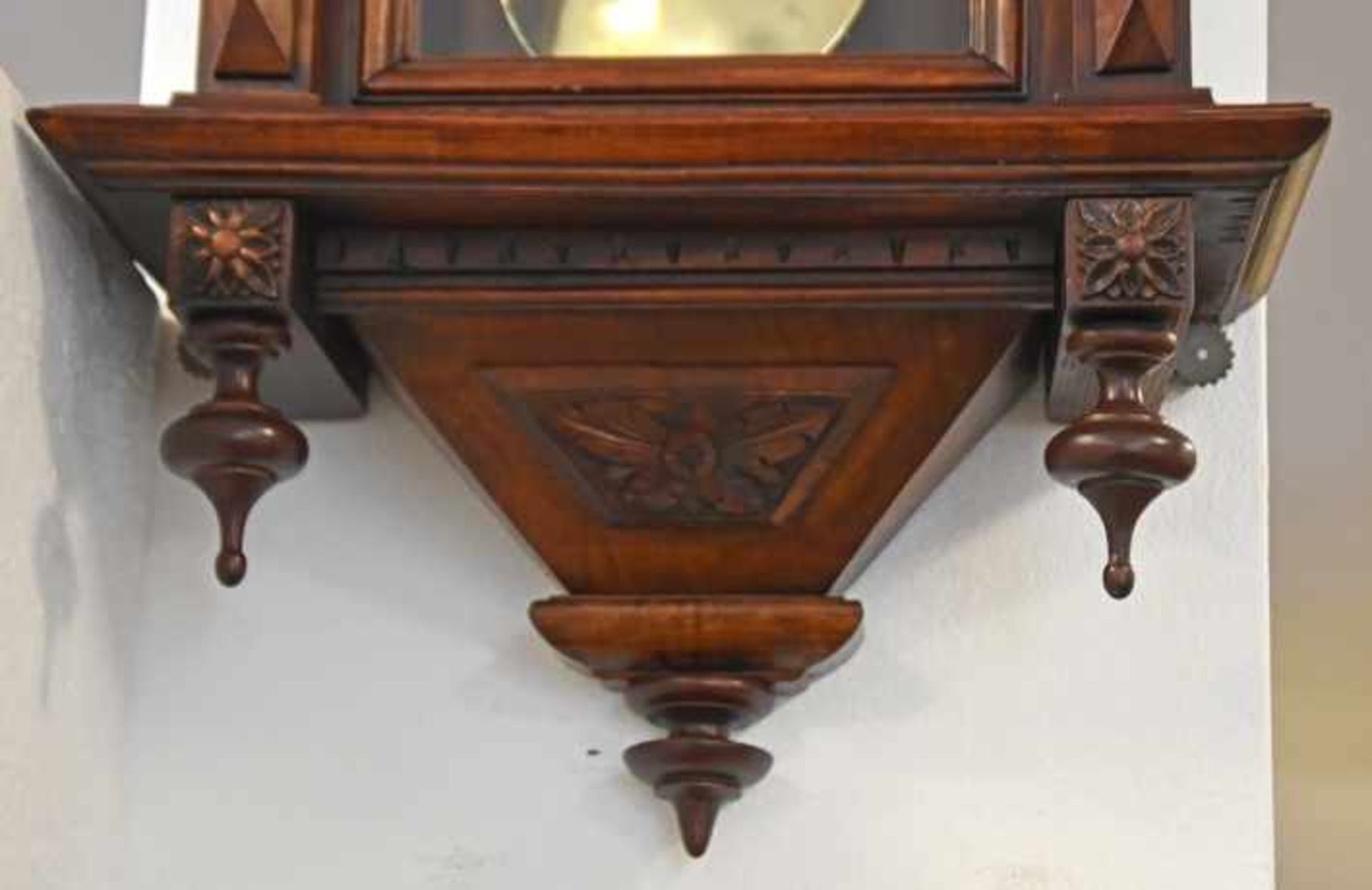 WIENER REGULATOR Gebrüder Resch Ebensee, dreiseitig verglastes Gehäuse aus dunkelbraunem Holz mit - Image 3 of 3