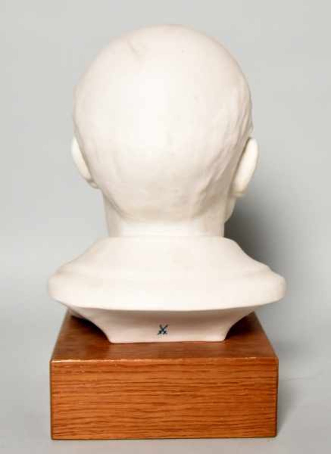 KLEINBÜSTE LENIN plastischer Kopf in Weißporzellan auf Holzsockel, Schwertermarke Meissen, H 23 x 17 - Bild 2 aus 2