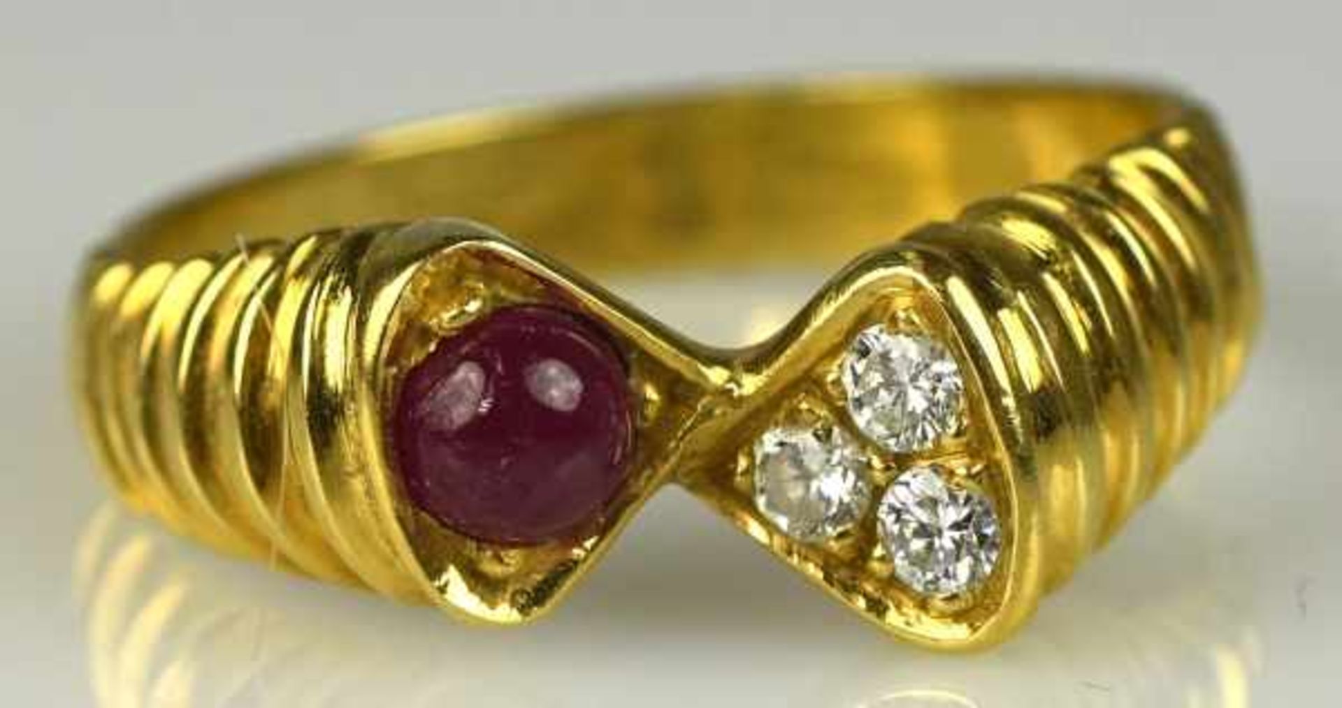 RING besetzt mit 3 Brillanten und Rubincabochon in Gelbgoldfassung 18ct, 4g, Gr.59