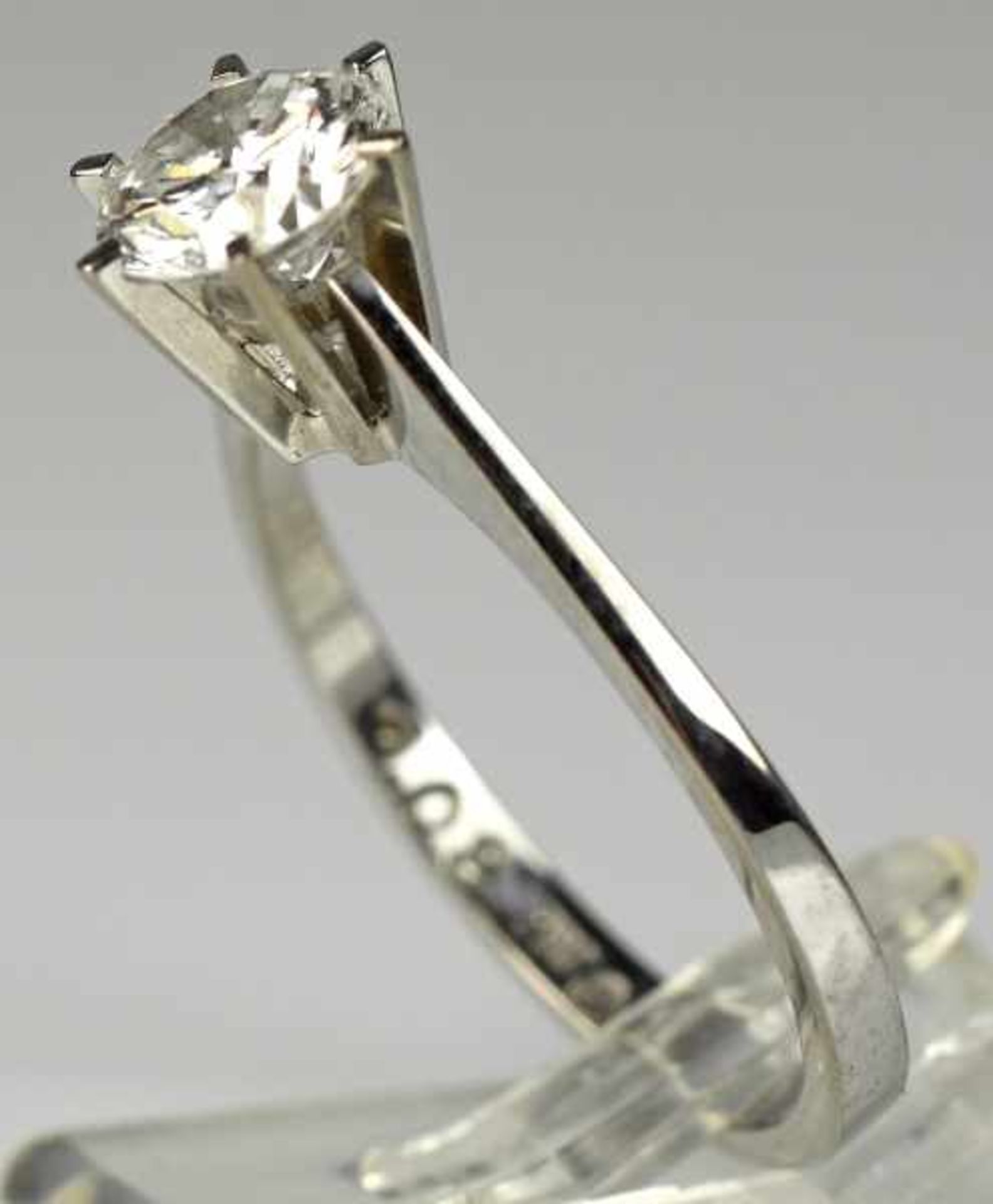 BRILLANTRING Solitärbrillant 1,08ct, wesselton s, in Karppenfassung, Weißgold 18ct, Gr. 57 - Bild 3 aus 3