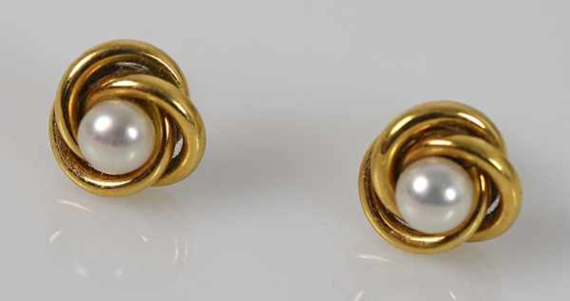 FEINE PERLENKETTE kleine Perlen mit ovalem Goldverschluß 14ct, L 42cm und Paar Ohrstecker mit - Bild 2 aus 3