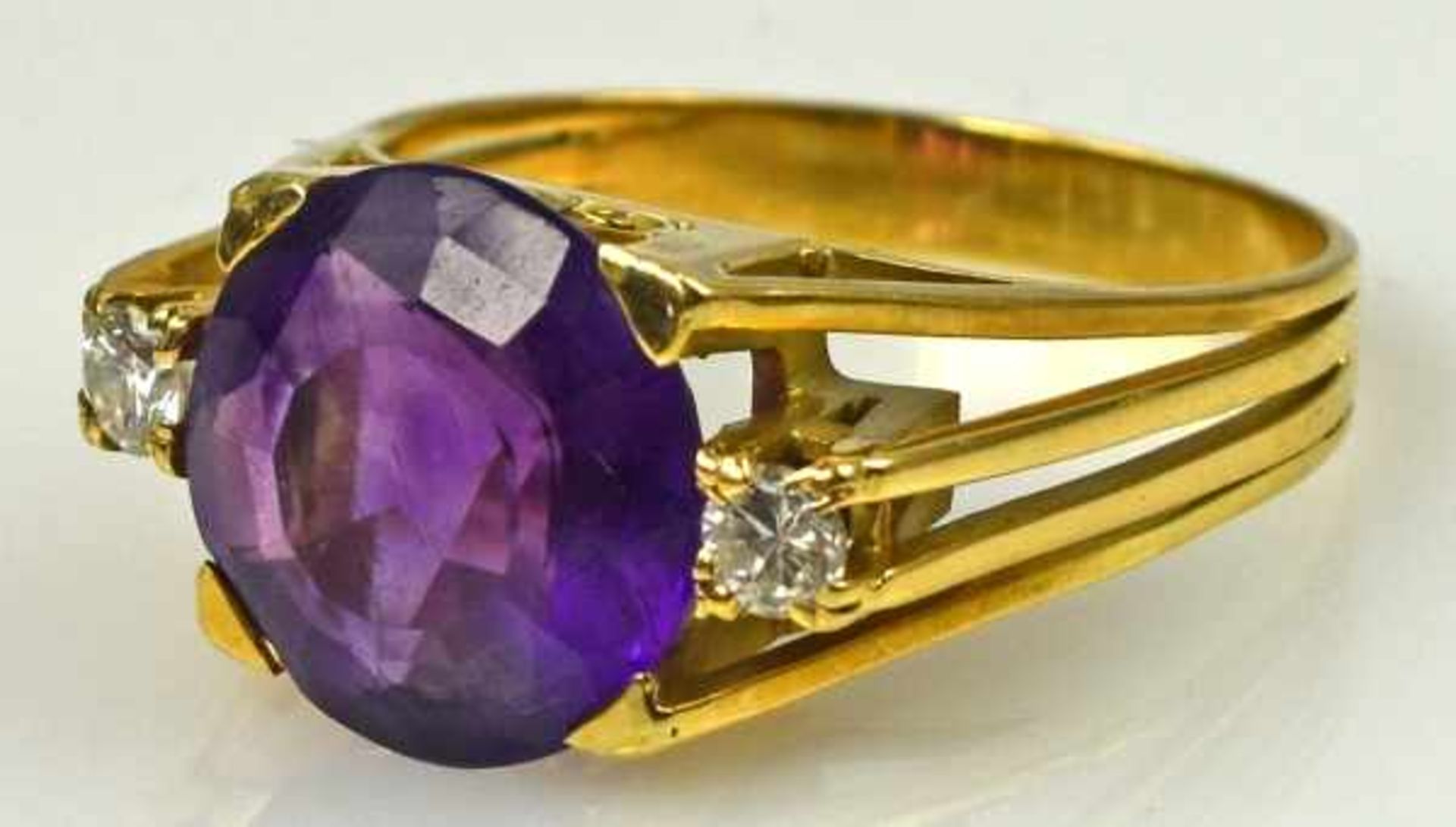 AMETHYSTRING runder, geschliffener Amethyst D 10,5mm, mit seitlich je einem Brillant, in seitlich - Bild 2 aus 4