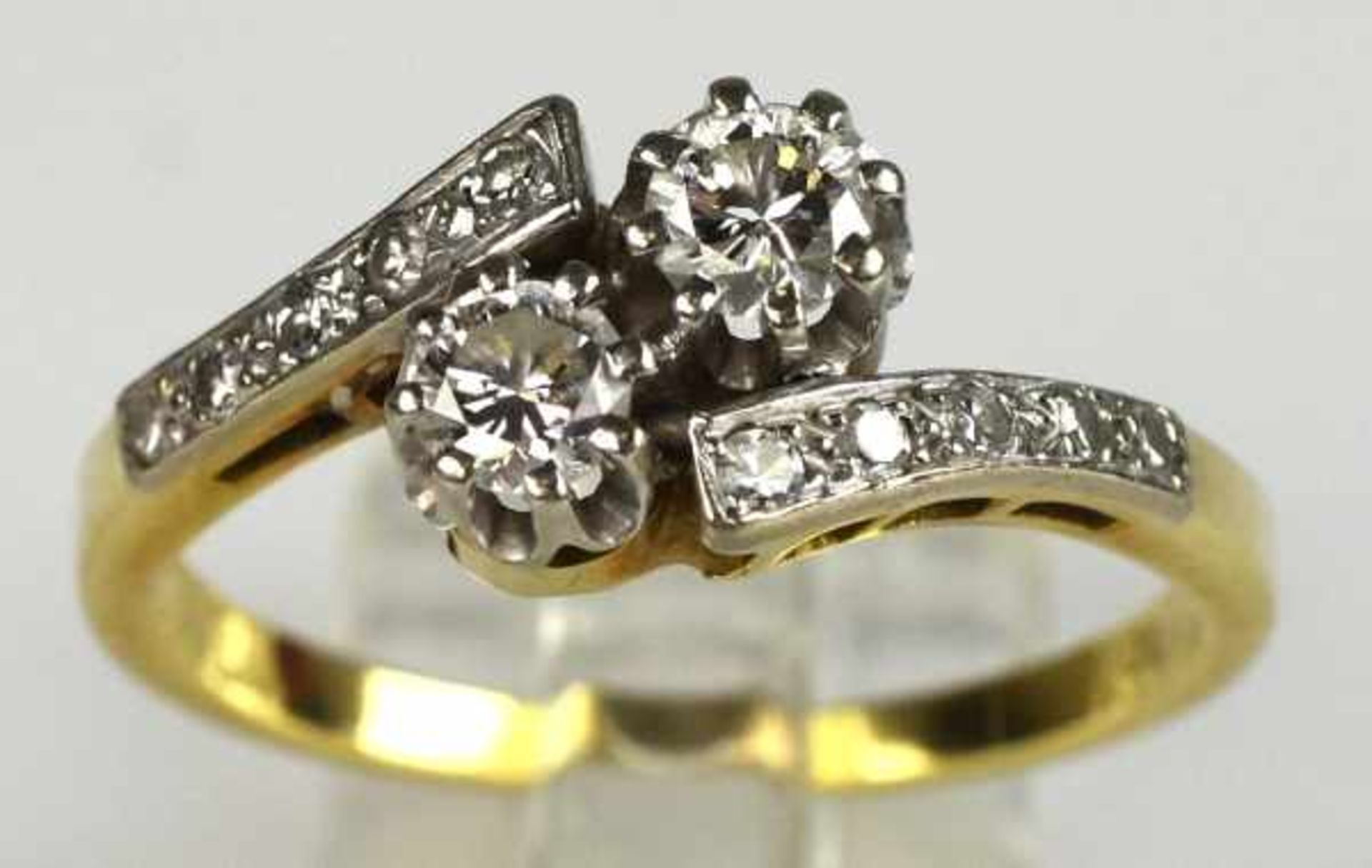 RING in der Mitte mit 2 Diamanten besetzt, kleine Diamanten auf den Schultern, Weiß-Gelbgold 14ct,