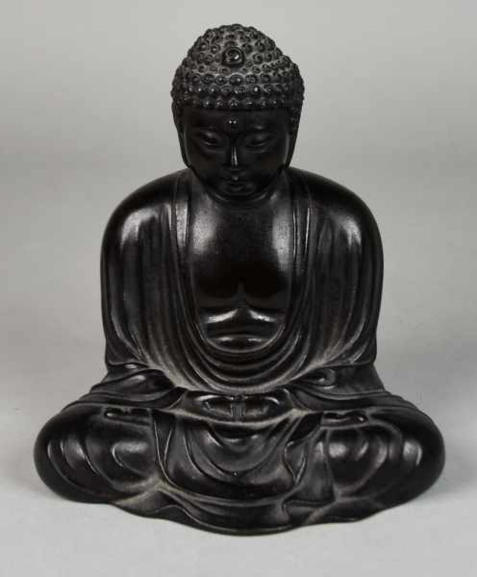 BUDDHA im Schneidersitz sitzend und meditierend, mit langer Robe, Bronze, am Boden punziert, 13,5