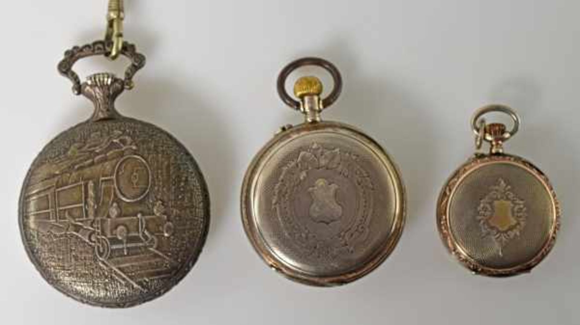 DREI TASCHENUHREN zweimal Silber mit verzierten Rückendeckeln, Emailleziffernblätter, 40 mm und 30 - Image 3 of 3
