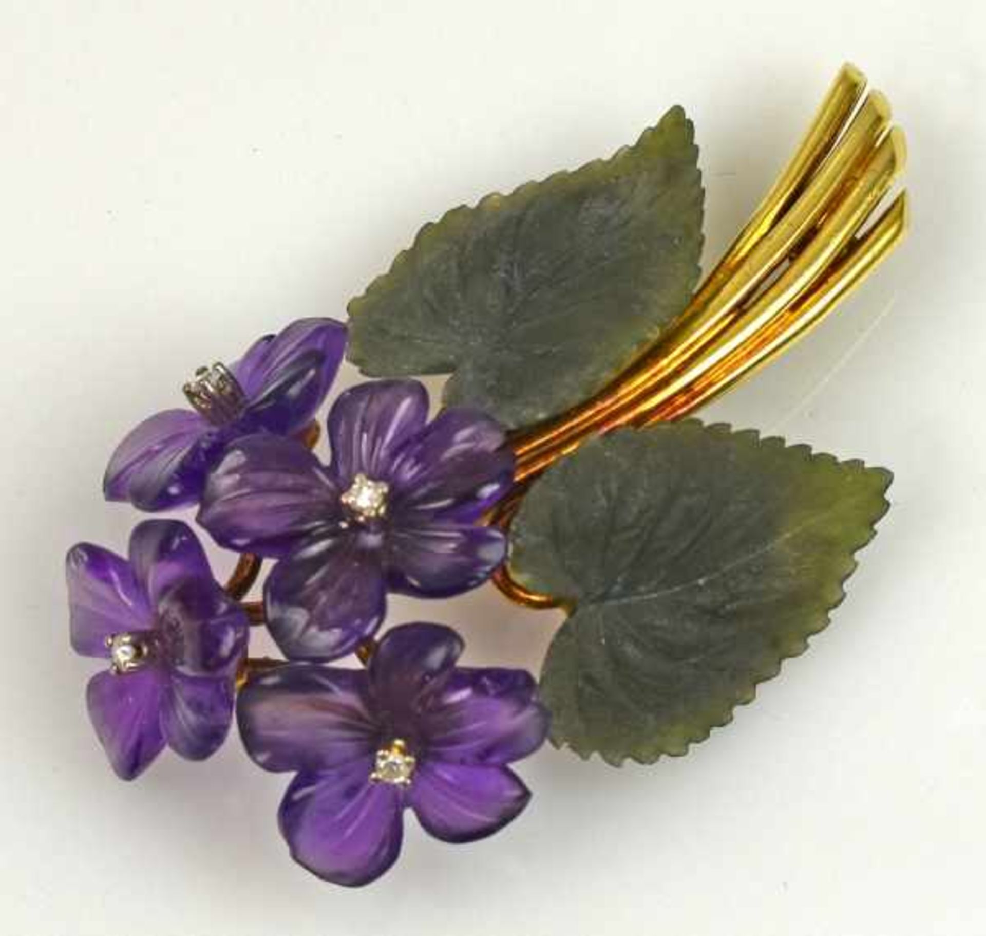 BROSCHE Blumenstrauß mit lila Blüten aus geschnittenen Amethyststeinen mit kl. Diamant in der Mitte,