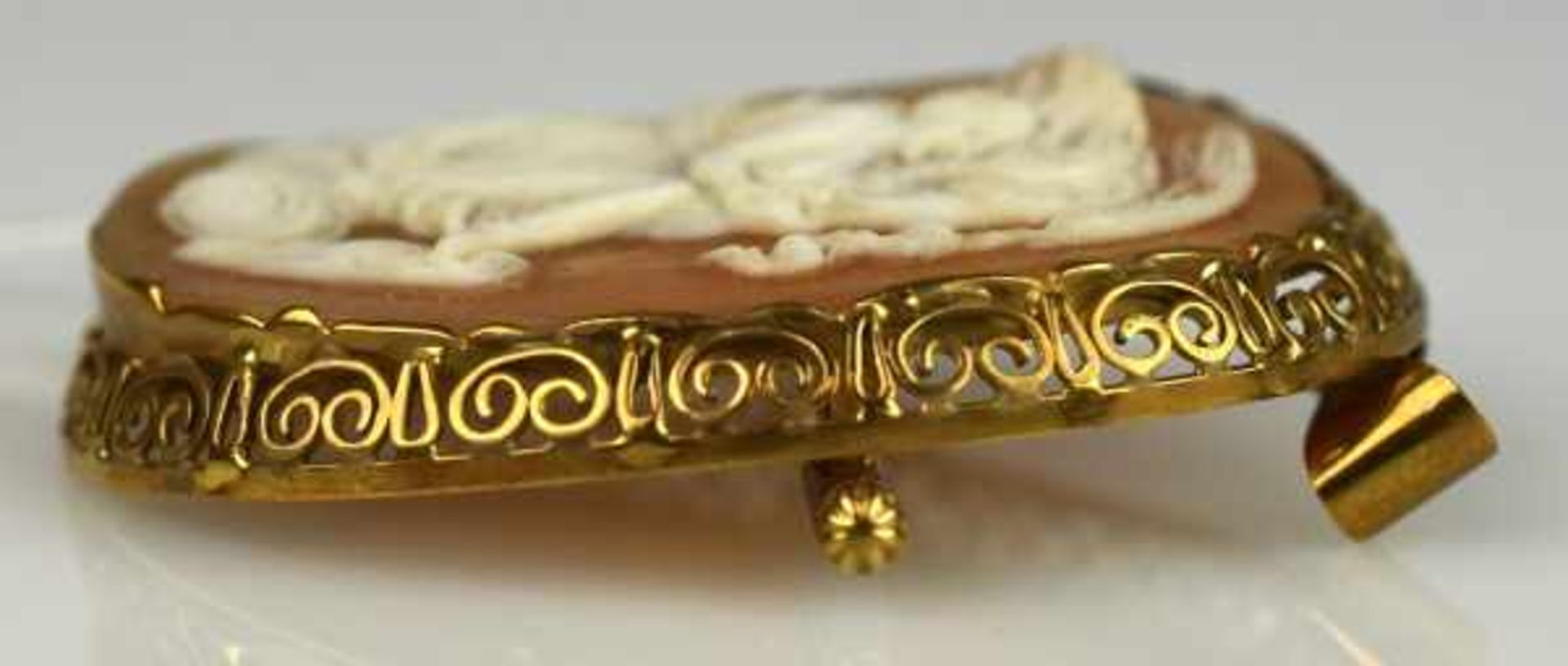 CAMEE oval, antikes Motiv mit Frau und Adler in Muschel geschnitten, durchbrochener Goldrahmen - Image 3 of 3