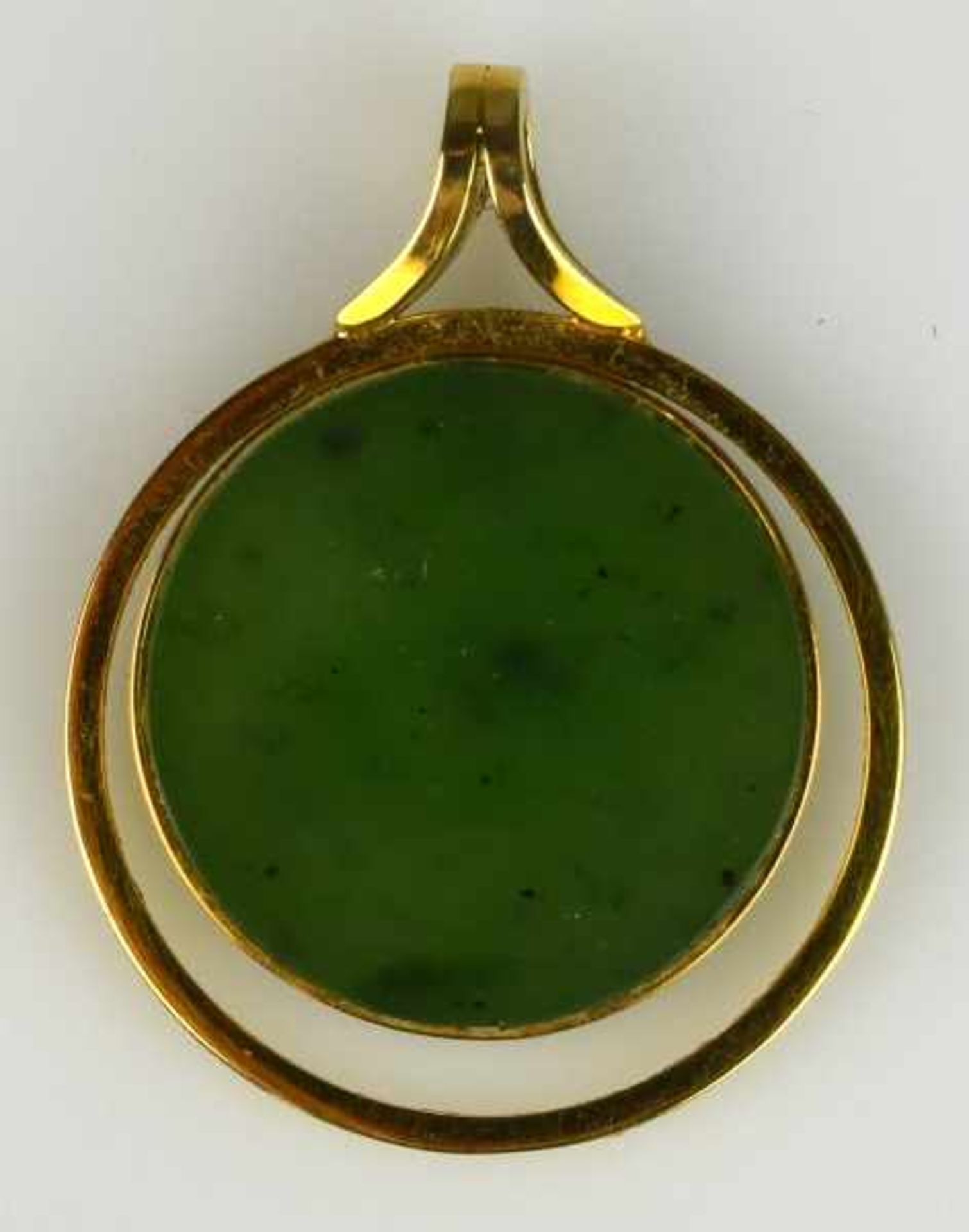 JADE-ANHÄNGER runde Jadescheibe in runder Gelbgoldfassung 14ct, D 24mm