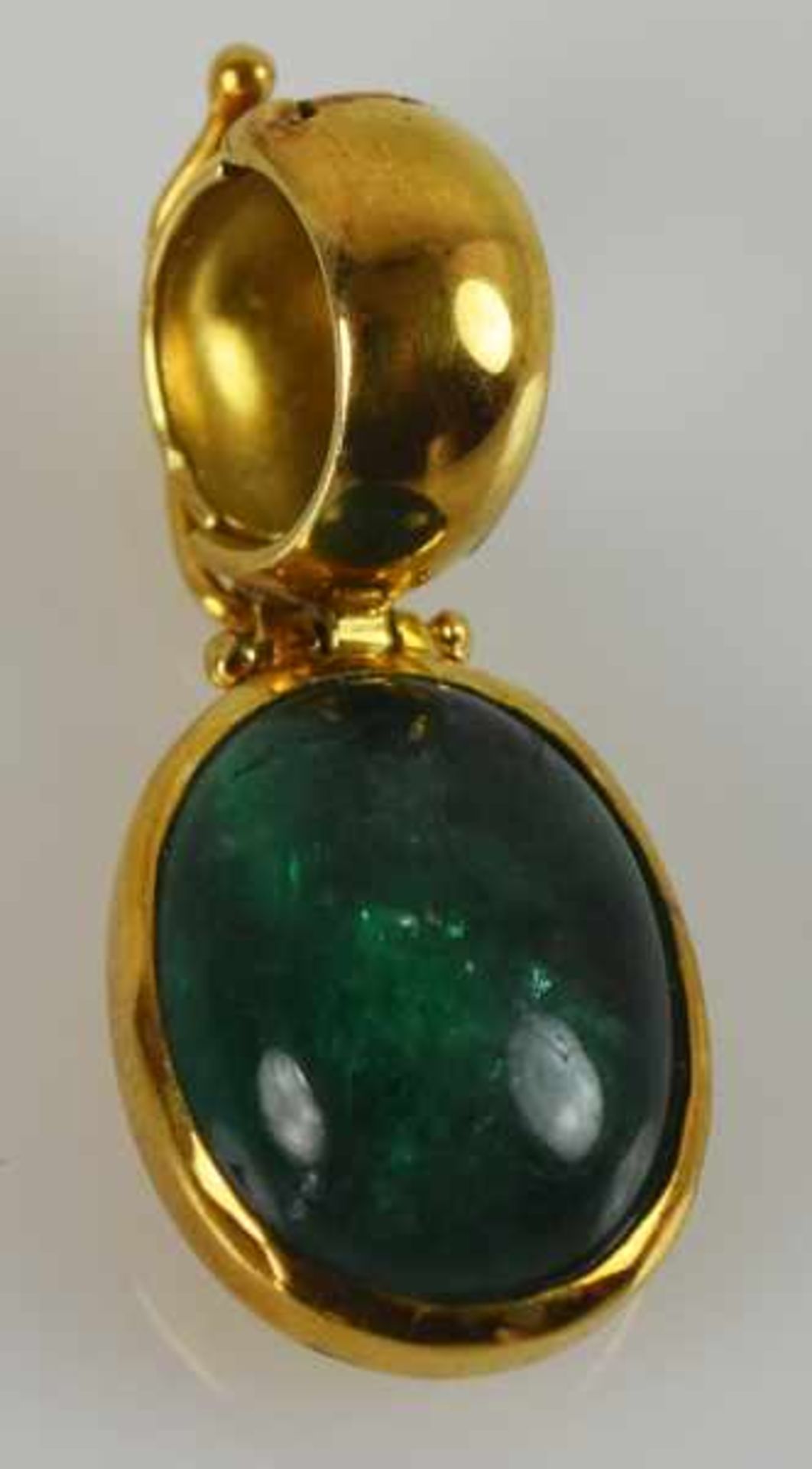 CLIP-ANHÄNGER mit grünem Cabochon, wohl Achat, in Goldfassung 18ct (geprüft), 5,4g, L 30mm - Bild 2 aus 3