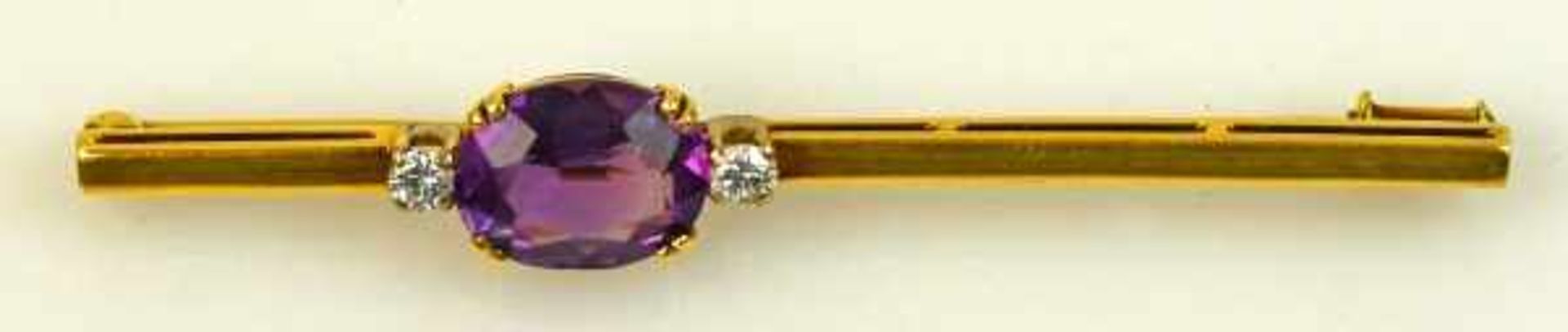 AMETHYST-BROSCHE Stabnadel mit ovalem Amethyst 10x7mm, seitlich je 1 Brillant, Gelbgold 14ct, - Bild 2 aus 3