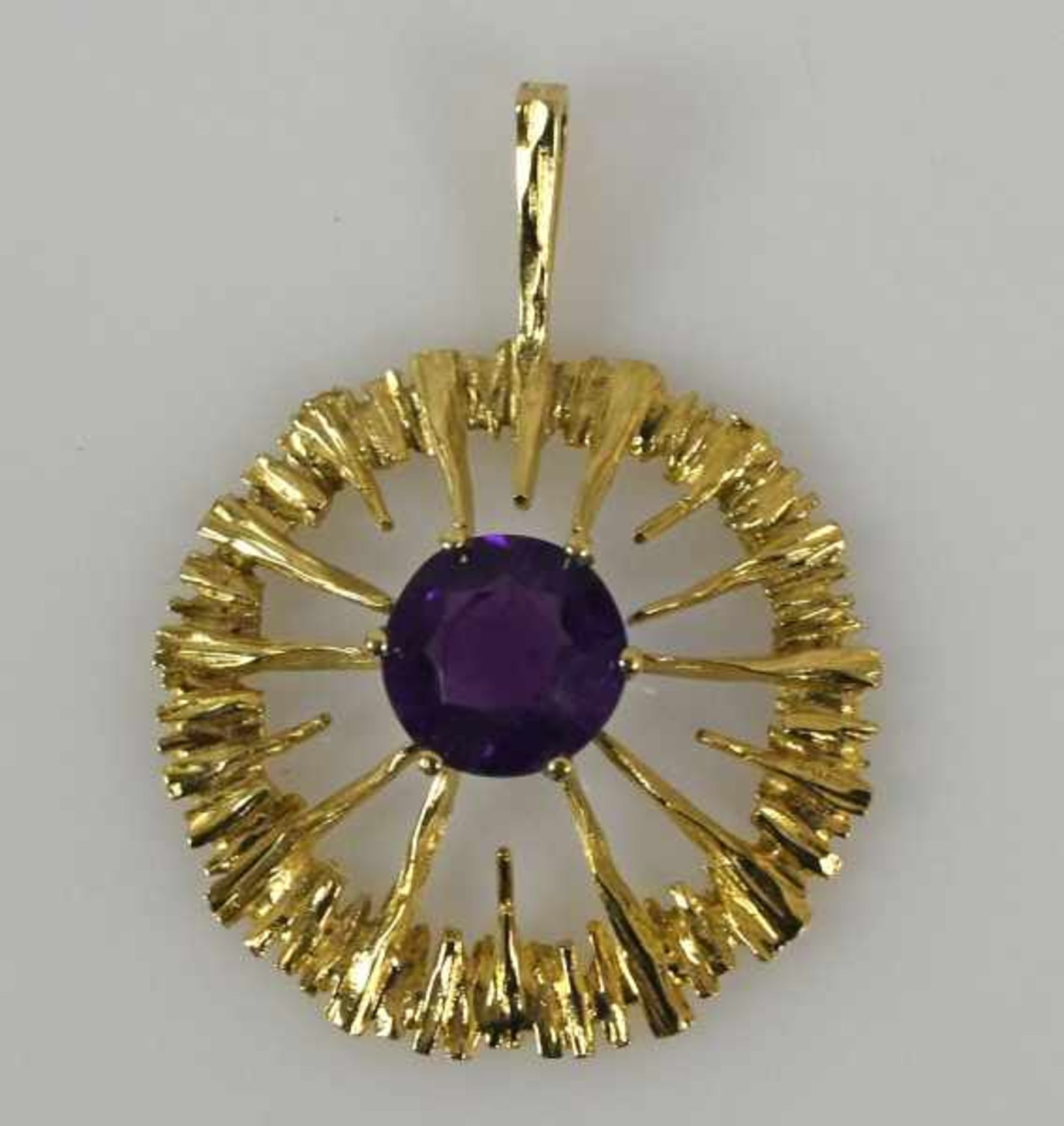 AMETHYST-ANHÄNGER runder Amethyststein in sonnenförmiger, durchbrochener Gelbgoldfassung 14ct an - Bild 2 aus 3