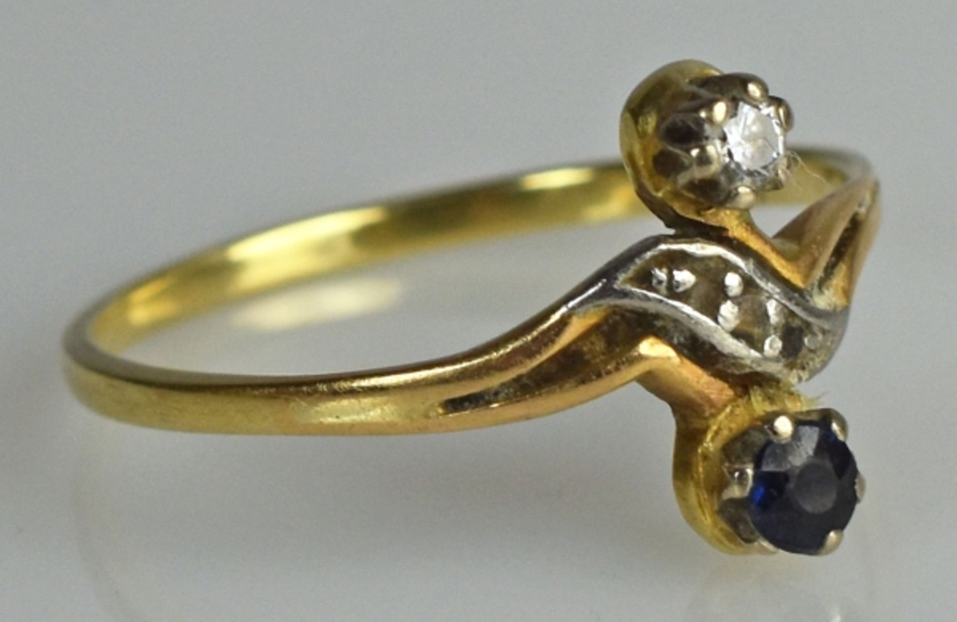 RING besetzt mit kleinem Saphir, Diamant und 3 Rosendiamanten in geschwungenem Blatt, Gold 14ct, Gr.