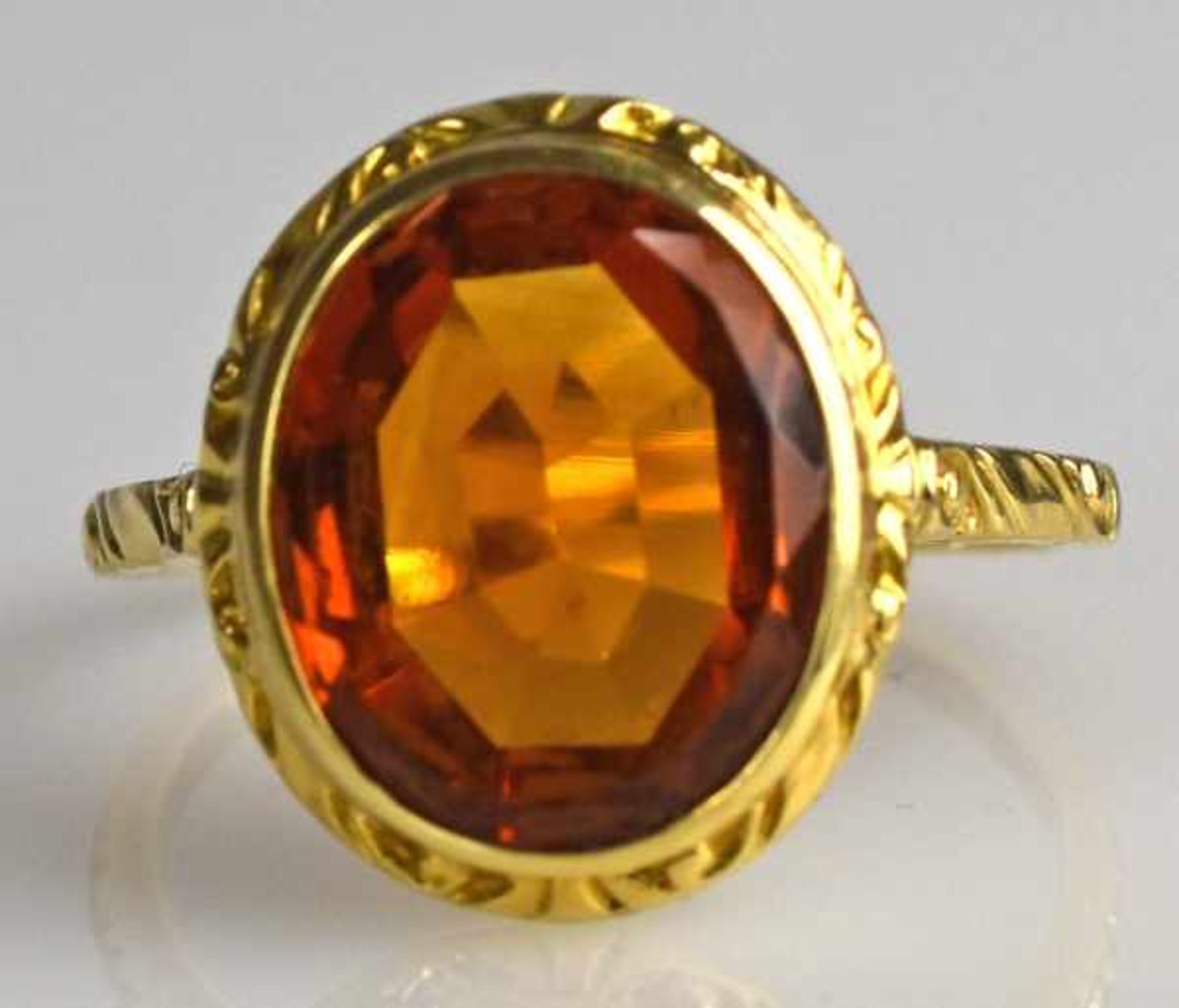 RING ovaler, orange farbener Stein, wohl Feueropal, im Bufftop-Schliff, in dekorierter Goldfassung - Image 2 of 5