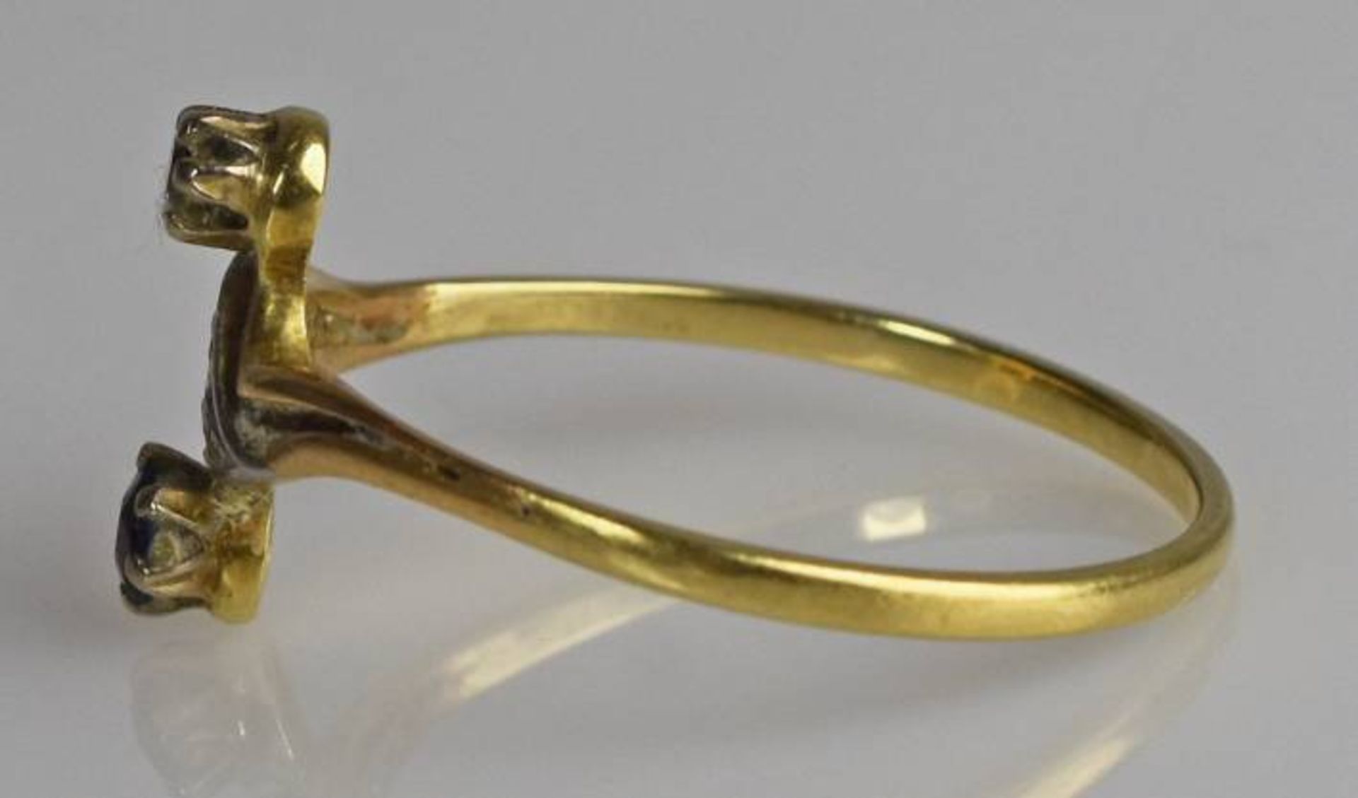 RING besetzt mit kleinem Saphir, Diamant und 3 Rosendiamanten in geschwungenem Blatt, Gold 14ct, Gr. - Bild 5 aus 5