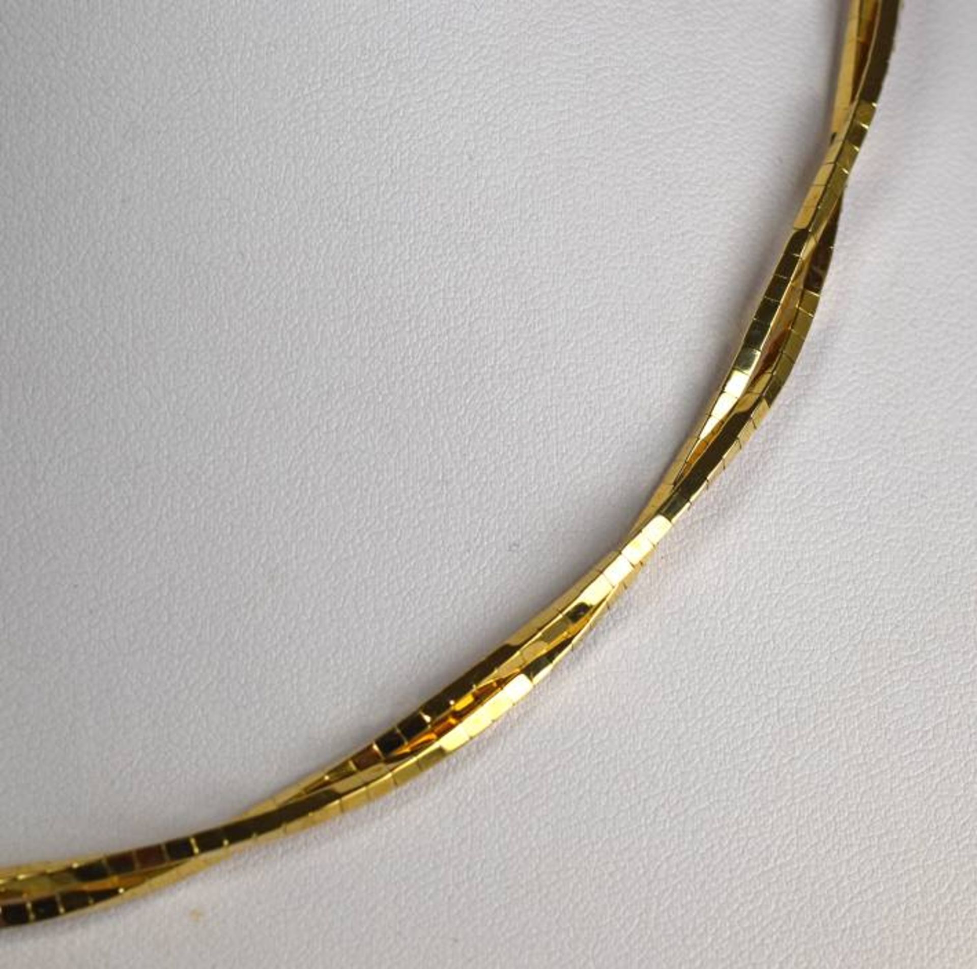 COLLIER aus zwei polierten Bändern, Steckverschluß mit Sicherheitsacht, Gelbgold 14ct (geprüft), - Bild 5 aus 5