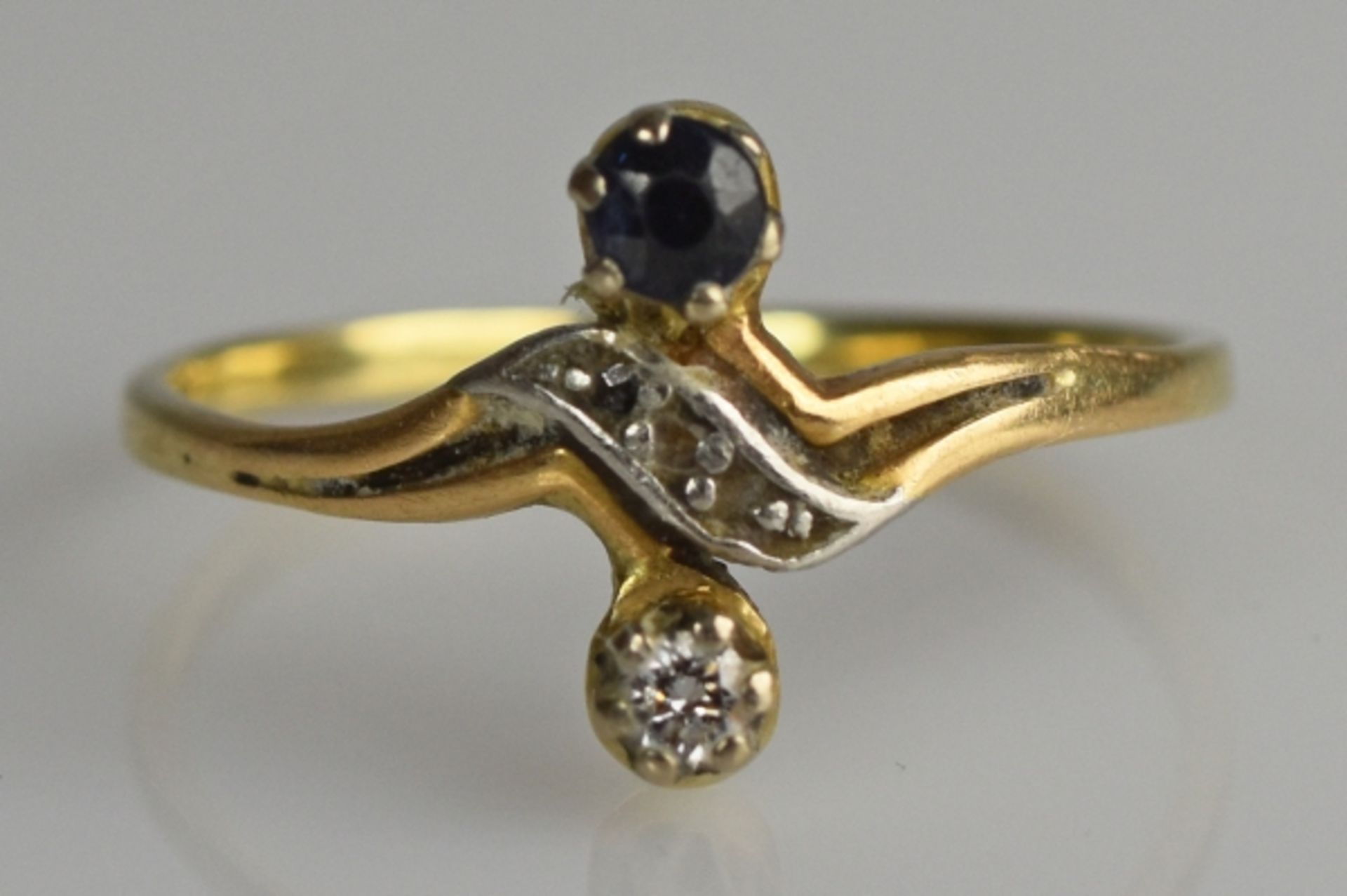 RING besetzt mit kleinem Saphir, Diamant und 3 Rosendiamanten in geschwungenem Blatt, Gold 14ct, Gr. - Bild 2 aus 5