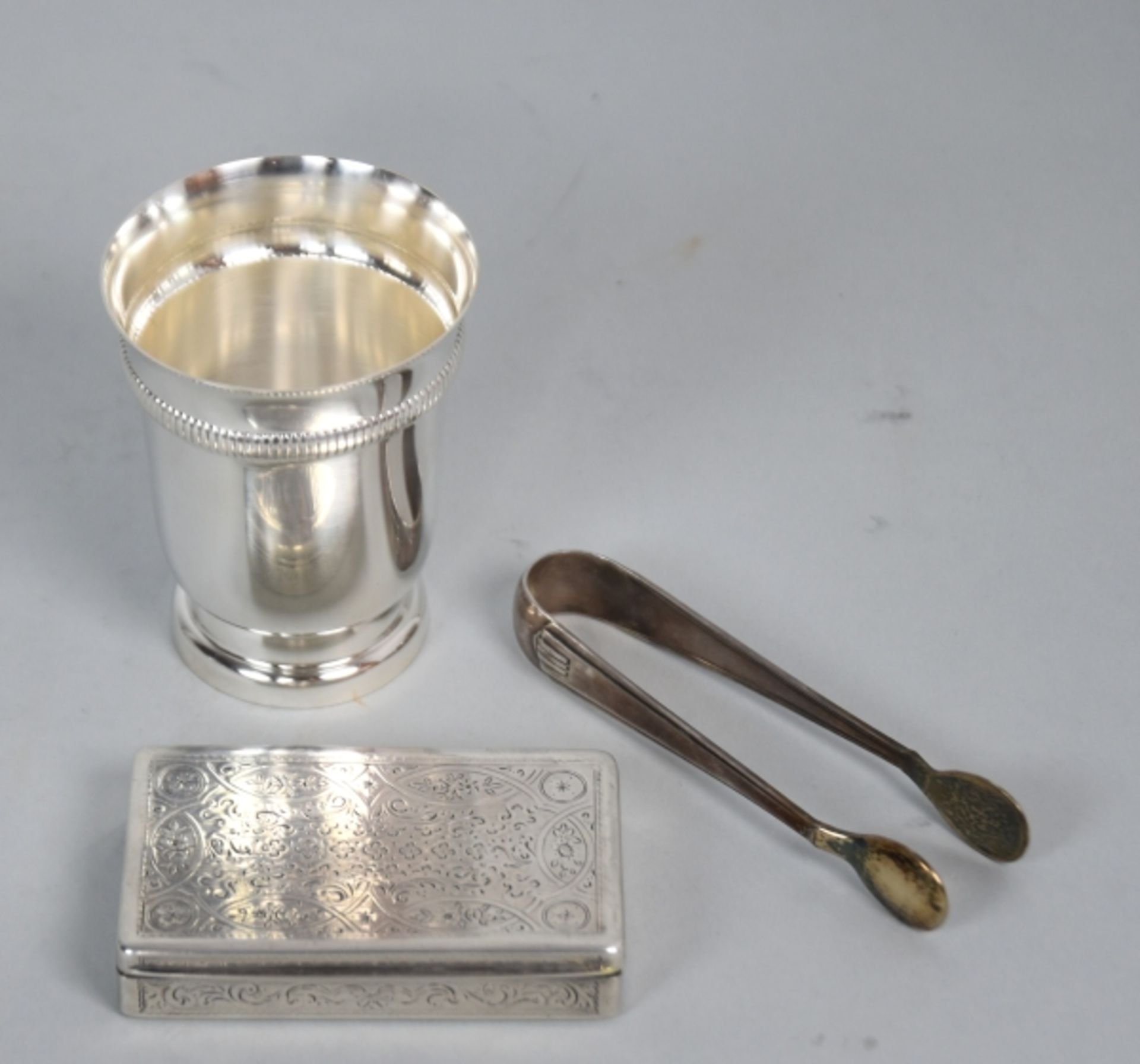 SILBER-LOT Schatulle rechteckig, allseitig zisiliert mit Blumendekor, innen vergoldet, Becher auf - Image 10 of 11