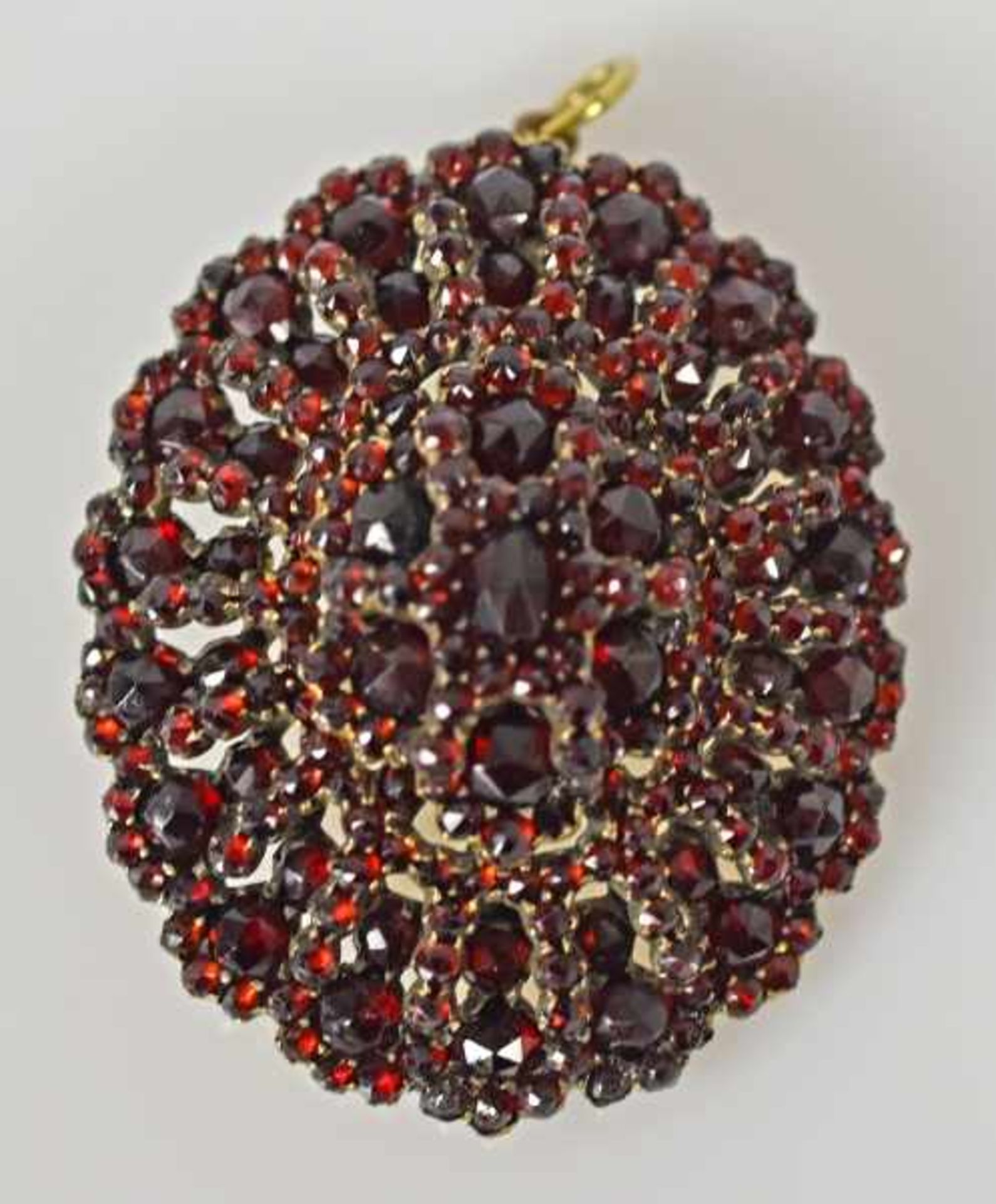 GRANAT-SET dreiteilig: große ovale Blüte besetzt mit geschliffenen böhmischen Granatsteinen, - Bild 2 aus 5