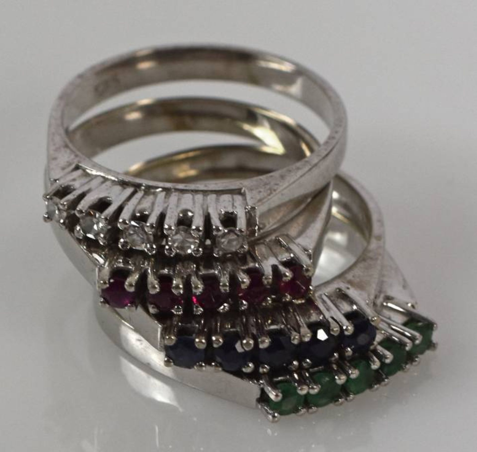 RING SET vierteilig, je Ring fünf kleine Steine in der Reihe angeordnet, Rubine, Saphire, Smaragde - Bild 3 aus 5