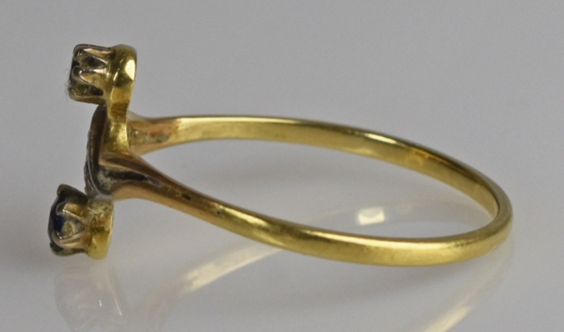 RING besetzt mit kleinem Saphir, Diamant und 3 Rosendiamanten in geschwungenem Blatt, Gold 14ct, Gr. - Bild 4 aus 5
